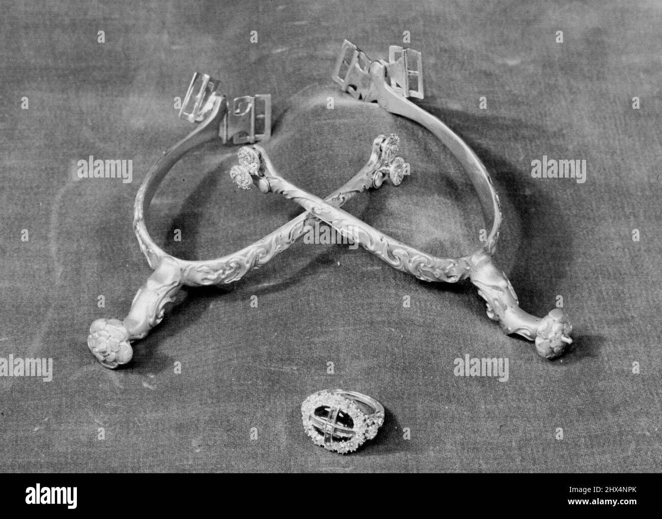Crown Regalia à utiliser dans la cérémonie de couronnement -- de nouvelles photographies officielles de la Couronne britannique Regalia qui seront utilisées dans les cérémonies de couronnement du roi George VI ont été publiées pour publication le 25 février. L'anneau Spurs et Coronation. Les éperons de Saint-Georges, emblèmes de la famille royale et de la chevalerie, sont d'or solide et Richley est chassé. L'anneau de couronnement est la propriété personnelle de sa majesté et comprend un saphir précieux et quatre longs rubis. La conception générale des bijoux représente la croix de Saint-Georges. 25 février 1937. (Photo par photo de presse associée). Banque D'Images