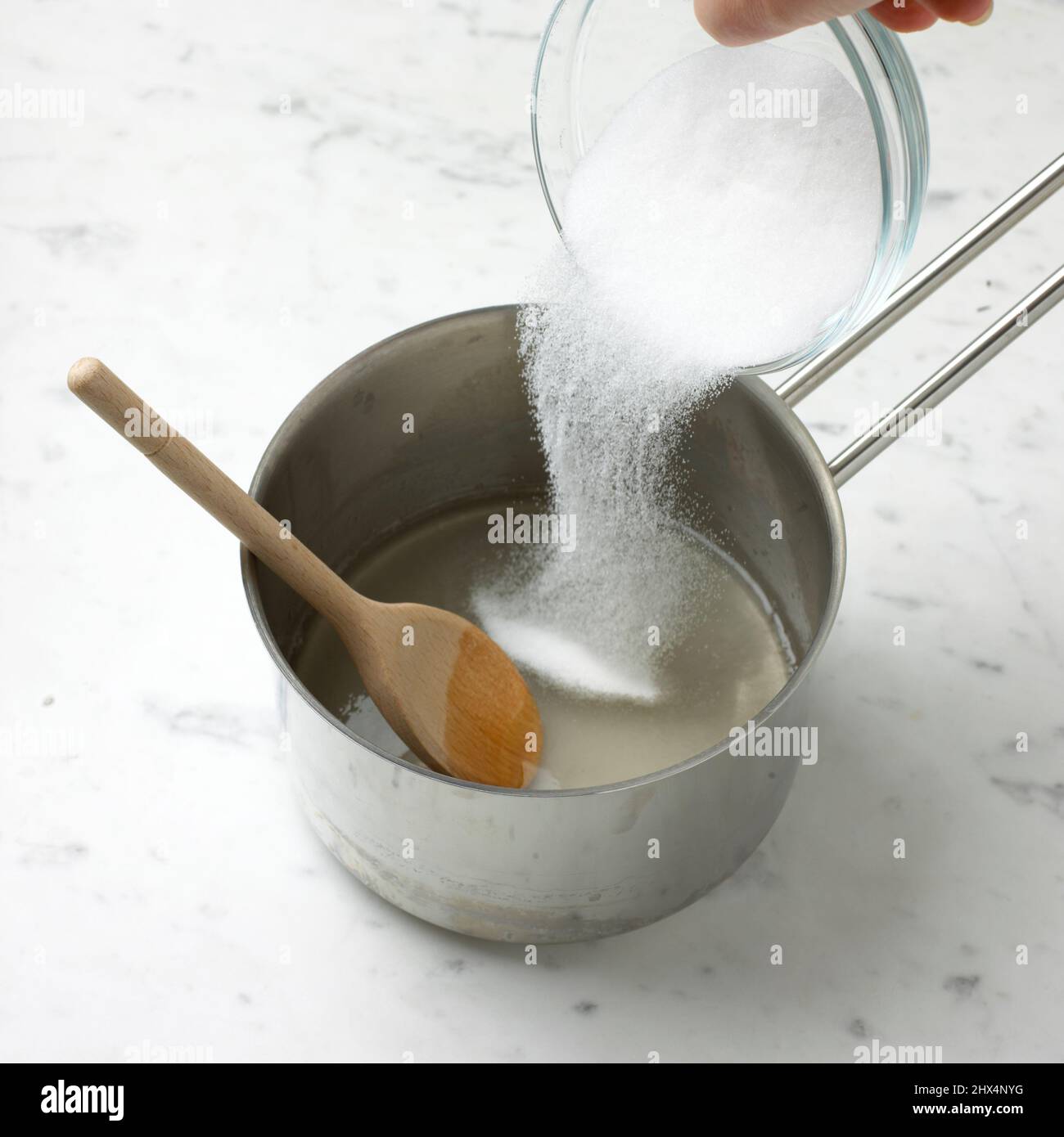 Ajouter le sucre dans la casserole Photo Stock - Alamy