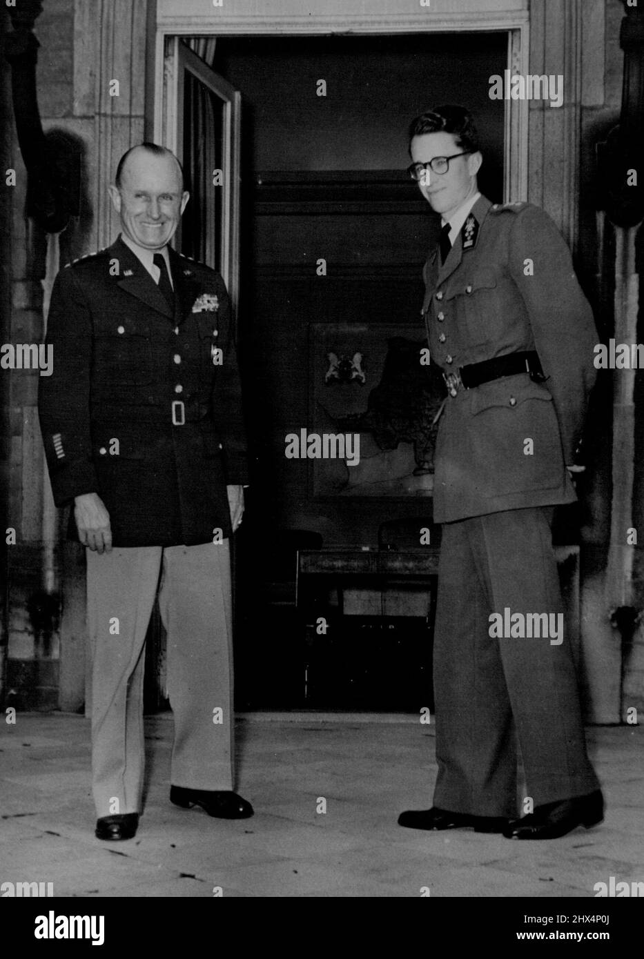 Le général Gruenther et le roi Baudouin -- le général Gruenther et le roi Baudouin. Le général Gruenther, commandant suprême des forces alliées en Europe, a récemment eu un auditoire avec le roi Baudouin de Belgique au Palais royal de Bruxelles. 9 novembre 1953. (Photo de Paul Popper, Paul Popper Ltd.). Banque D'Images