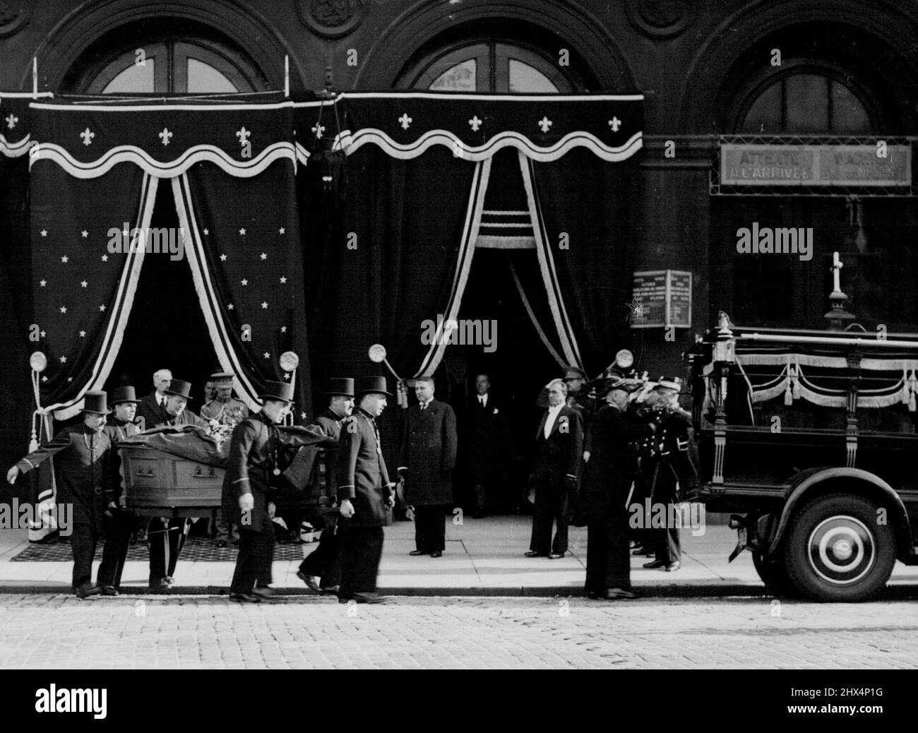 La Reine belge morte a ramené à Bruxelles ; la ligne des grandes foules au Palais -- Une vue sur le cercueil en cours de réalisation à la Gare du Nord, Bruxelles à l'arrivée aujourd'hui, 30 août. Les grandes foules ont borné les rues, lorsque la reine Astrid des Belges, Qui a été tué dans un accident de voiture à Kssnach, près de Lucerne, hier, août 29, a été ramené à la ville sinistrée de Bruxelles. Le corps de la Reine a été placé dans une calèche tirée par six chevaux noirs, et a été pris par un circuit à travers les rues jusqu'au Palais Royal où l'état-couché sera tenu, de sorte que le peuple pourrait avoir une unité d'opportunité Banque D'Images