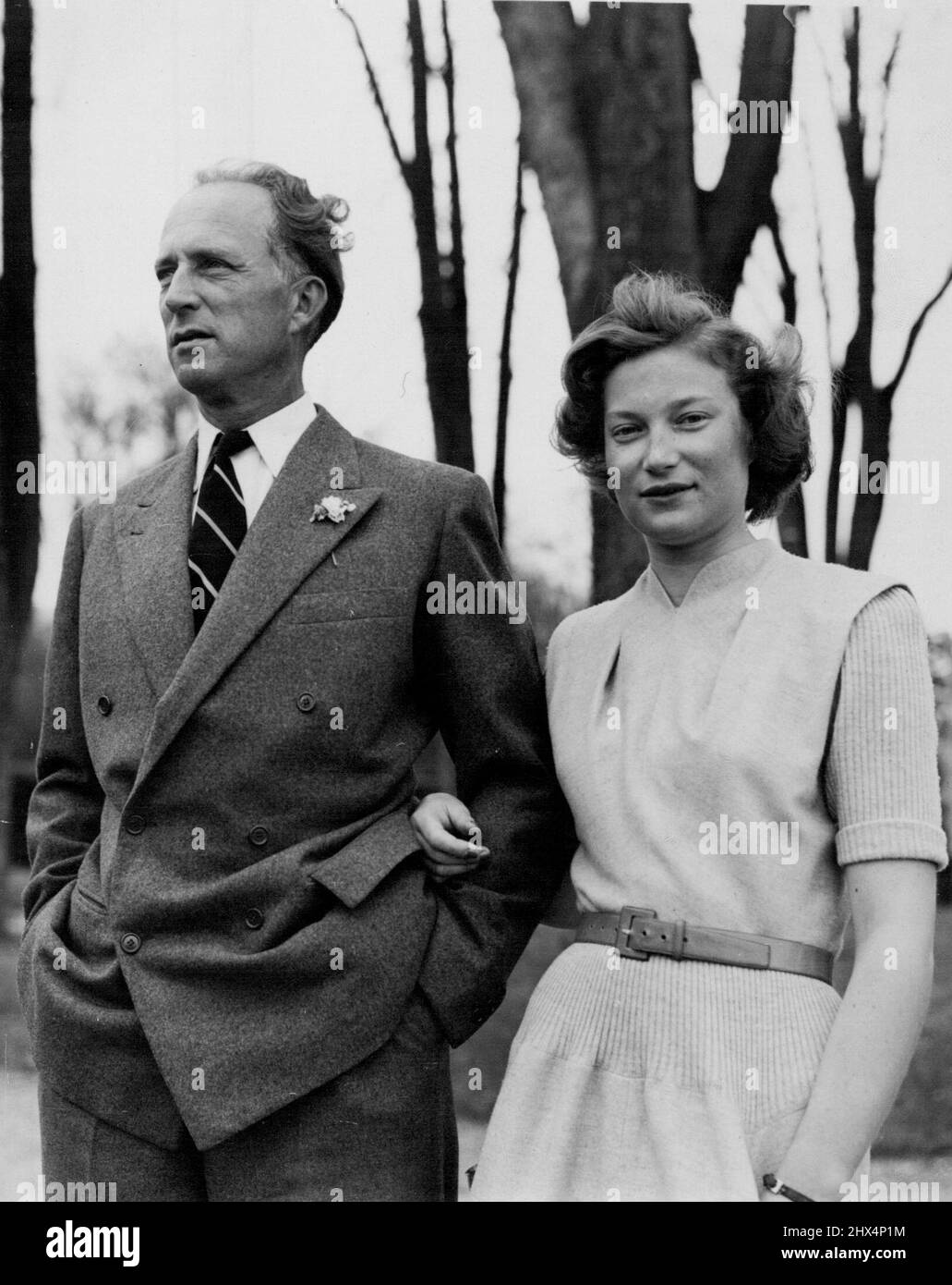 Un roi dans l'attente de Leopold: Est-ce qu'il va revenir? Dans le cadre pittoresque de leur belle maison à Pregny, le roi Léopold des Belges, se promène avec son enfant aîné, la princesse Josephine Charlotte, 22. 25 juin 1950. Banque D'Images