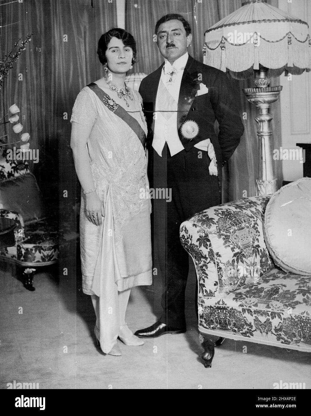 Une photo spécialement posée de leurs Majestés, le Roi et la Reine d'Afghanistan, prise à leur retour du banquet à la légation afghane. Le Roi a gentiment consenti à permettre que cette photo soit prise dans leurs appartements royaux palatiaux Glaridges. 5 octobre 1938. Banque D'Images