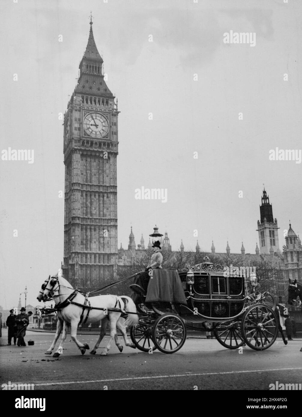 Répétition du mariage royal : l'entraîneur de Trish qui transmettra la princesse et son père à l'abbaye.avant 8 H ce matin, le 2 novembre (le premier jour de l'hiver), de nombreuses personnes se sont réunies à Londres pour assister à la répétition de la procession du mariage royal de Buckingham Palace à l'abbaye de Westminster. Cette photo montre l'entraîneur d'État irlandais richement doré, dessiné par deux Windsor Grays, passant par Westminster pendant la répétition (note Big Ben en arrière-plan montrant l'heure comme 8,55 heures). Le 20 novembre, l'entraîneur d'État irlandais emportera la princesse et le roi George VI à l'abbaye pour le mariage. Après le weddin Banque D'Images