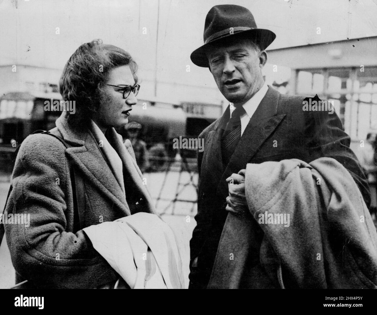 Le nouveau visage du roi Léopold - le roi Léopold discute avec sa fille, la princesse Josephine Charlotte, avant qu'elle ne monte à bord de son avion à Lisbonne hier. La mère princesse était la reine Astrid des Belges qui a été tuée dans un accident de voiture. Notez que le visage de Léopold a changé ces dernières années.le Roi Léopold des Belges (qui voyage à l'étranger sous le nom de comte de Réthy) et son épouse, la comtesse de Réthy, sont allés à l'aéroport de Portela, Lisbonne, hier 21 janvier, pour voir la fille de Léopold, la princesse Josephine Charlotte, Sur une visite à Tanger, où la princesse restera avec son tante, Henrietta, Banque D'Images