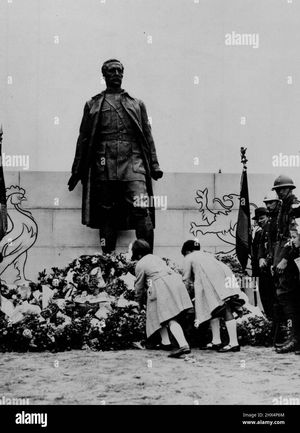 Mémorial français du roi Albert. Un monument commémoratif au roi Albert a été dévoilé à Saint-Quentin par M. Daladier, ministre de la Défense nationale. Il prend la forme d'une statue du roi tardif des Belges en uniforme, debout à tête barée et regardant au loin. Cette photo montre les enfants de l'école électronique qui posent des couronnes au pied du monument pendant la cérémonie d'inauguration. 7 septembre 1936. Banque D'Images