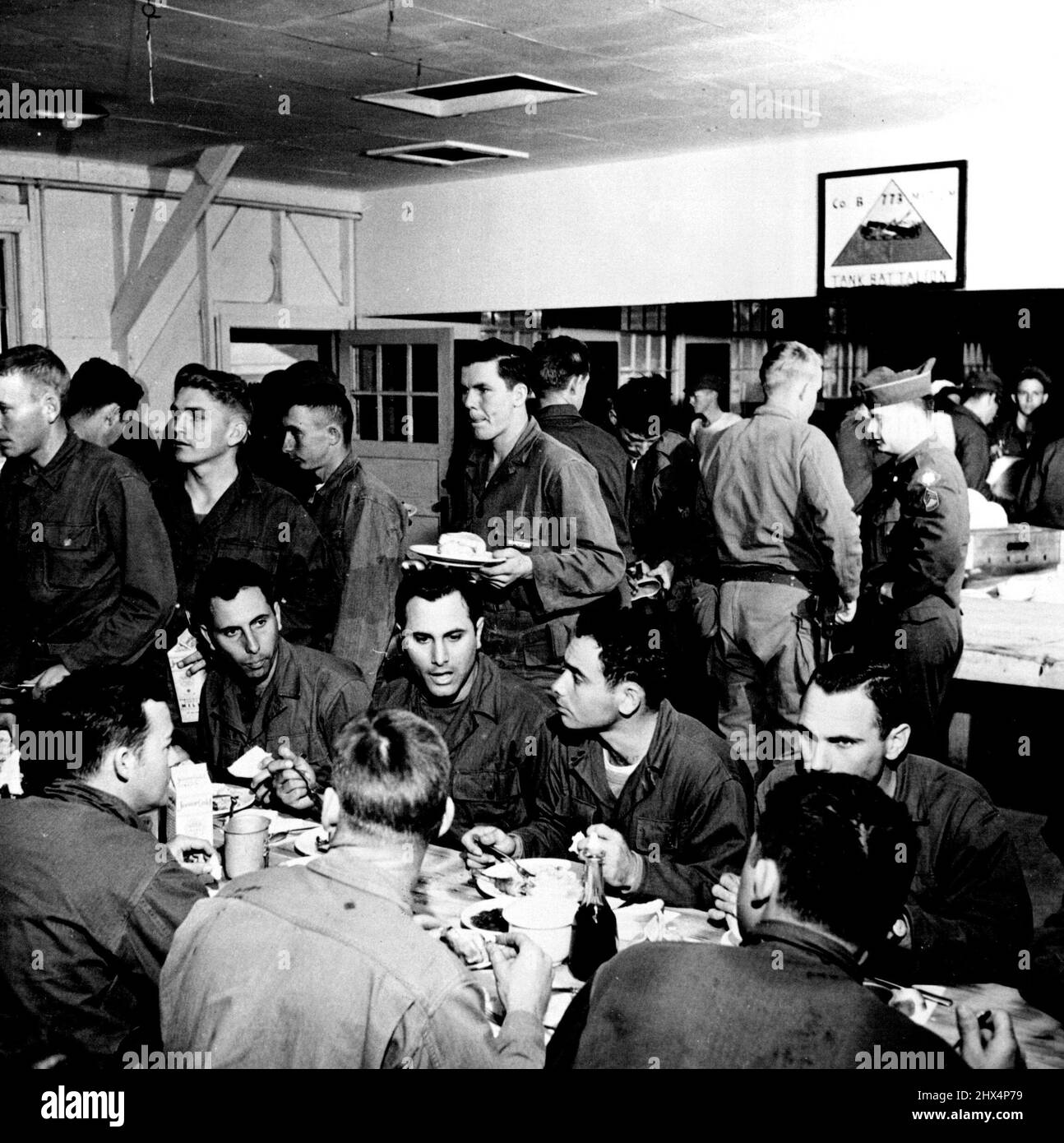 Les quadriplets servent dans la même unité de l'Armée de terre même lorsqu'ils sont hors service, les garçons restent ensemble. Ici, ils mangent leur repas du soir comme ils discutent de certains des cours qu'ils étudient. 23 novembre 1951. (Photo par United States information Service). Banque D'Images