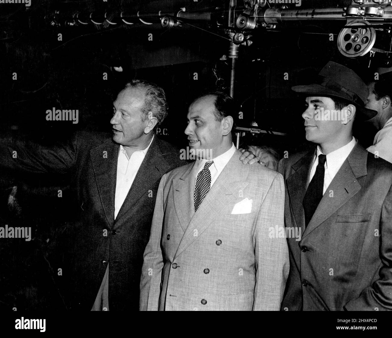 Monsieur N.P. Pery, Directeur général de Columbia Pictures (Australie) Pty. Ltd., étant présenté autour de l'ensemble de 'Gallant Journey' tout en visitant son bureau à la maison à Hollywood. Glenn Ford, la star du « Gallant Journey » de Columbia, est photographié avec lui. 09 janvier 1952. (Photo par Avery, Columbia Pictures). Banque D'Images