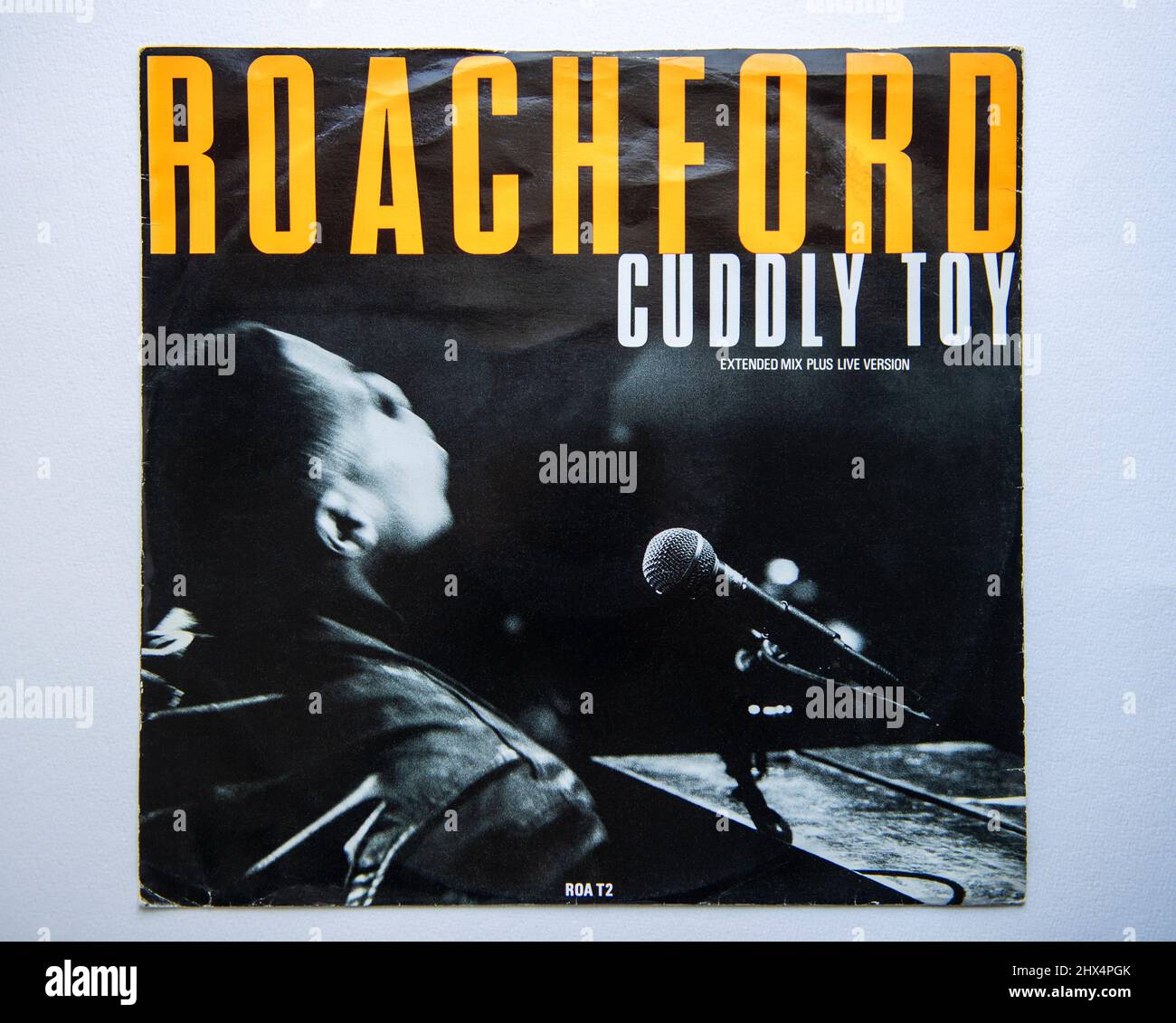 Couverture de la photo de la version simple de 12 pouces de Cudddddly Toy par Roachford, qui a été publié en 1988 Banque D'Images