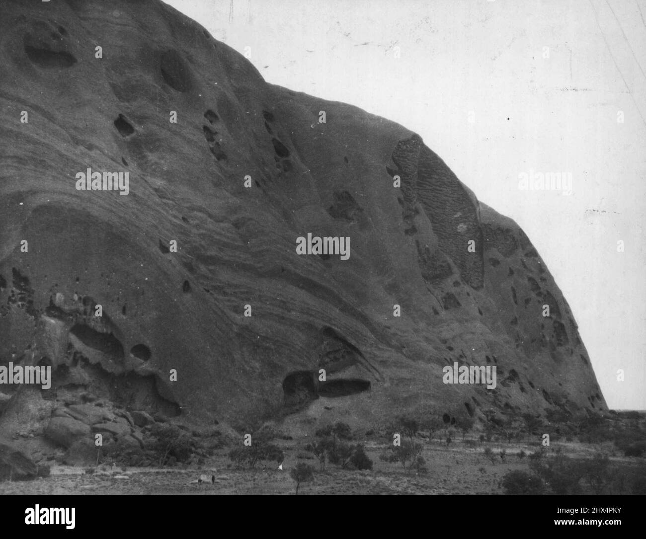 Ayer's Rock territoire du Nord. Montrant les intempéries. 22 septembre 1937. Banque D'Images