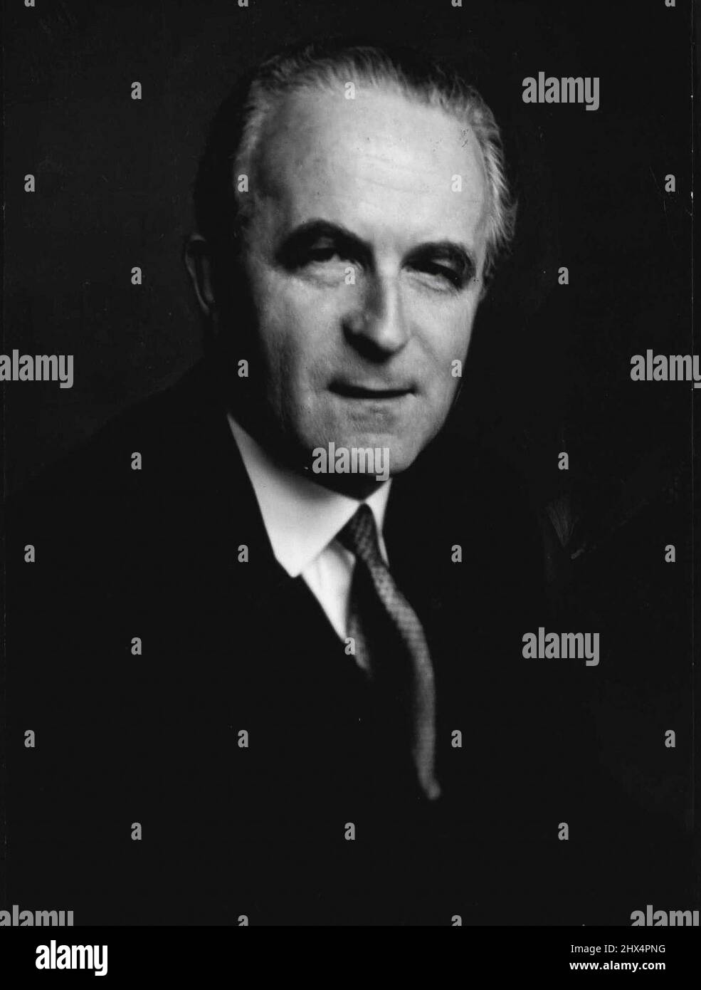 Arbitre pétrolier -- Lord Radcliffe, qui a été choisi par la Compagnie pétrolière anglo-iranienne comme arbitre, si le gouvernement perse accepte d'arbitrer, a beaucoup de choses à lui faire pour la tâche. Il a été informé pour la Banque de Nouvelle-Galles du Sud dans le cas célèbre et prolongé devant le Conseil privé en 1948. Quand il a pris son siège à la Chambre des Lords en 1950, il n'avait que 52 ans, le plus jeune des Lords de droit. 25 juillet 1951. (Photo de Walter Stoneman F.R.P.S de Russell & Sons). Banque D'Images