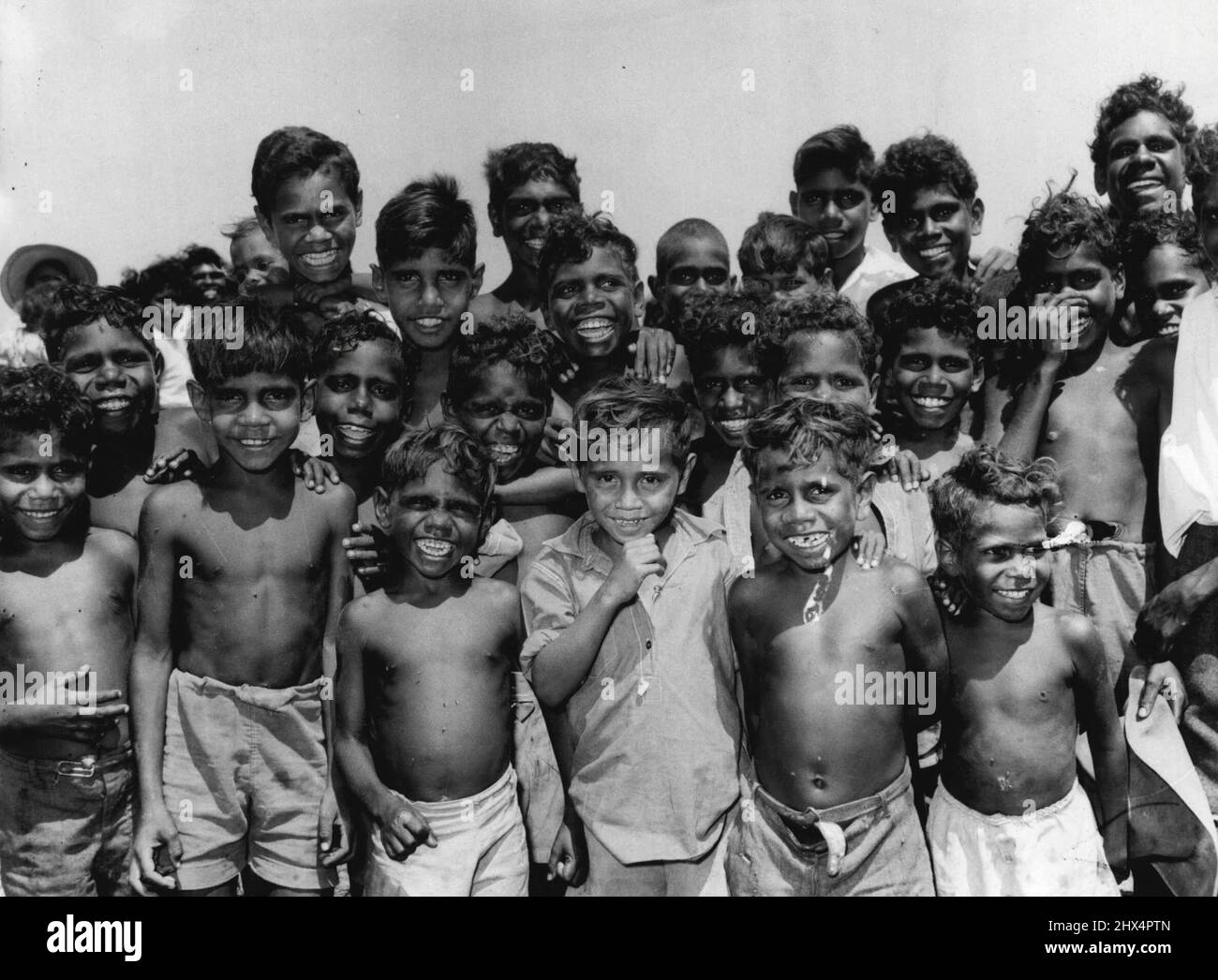Roper River -- deux cents aborigènes et 15 missionnaires vivent sur la station de mission de Roper River dans le territoire du Nord. La Station a été créée il y a 40 ans par la Société missionnaire de l'Église d'Angleterre, et est responsable de M. P . Leske. 25 novembre 1955. Banque D'Images