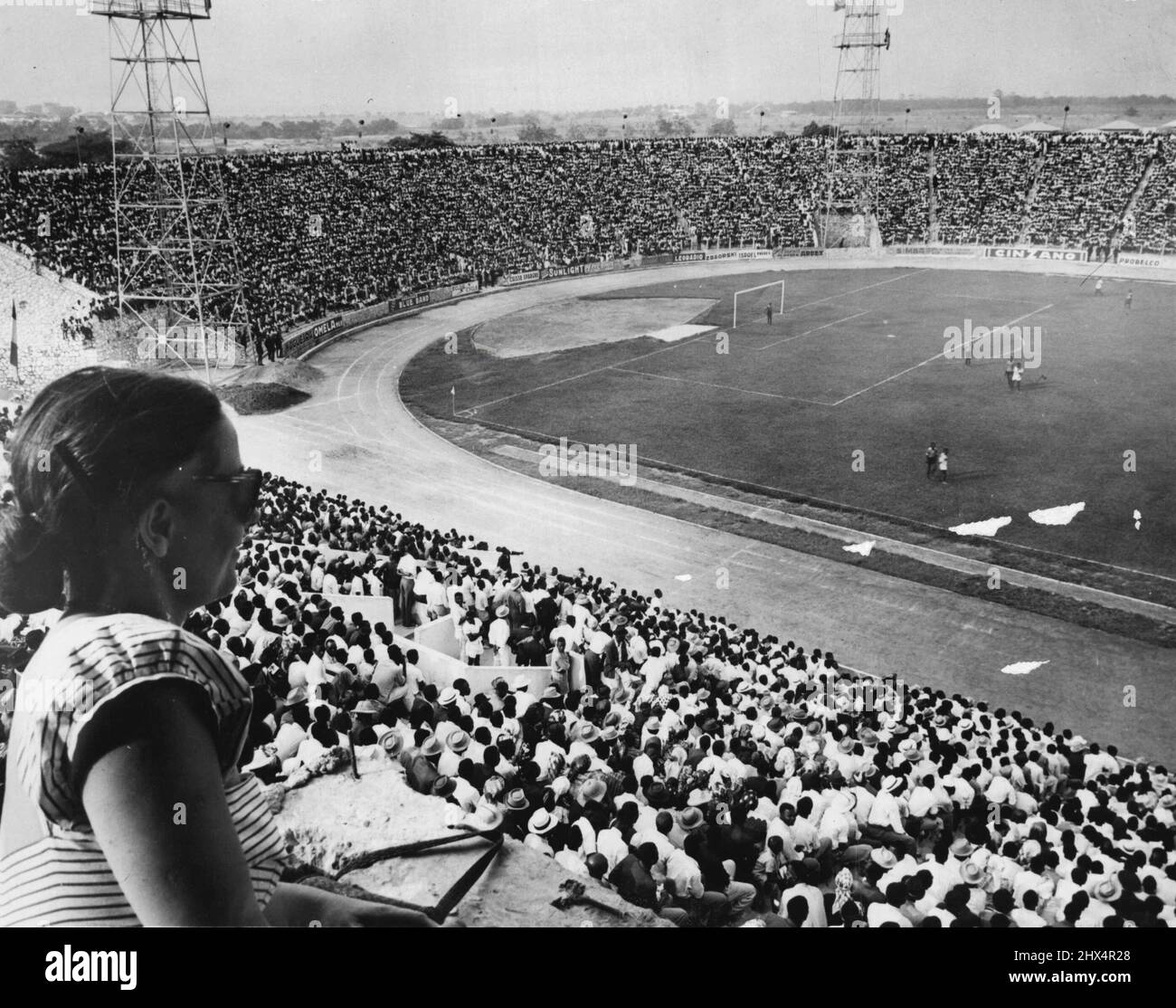 Le Congo devient moderne -- le stade du Roi Baudouin à Leopoldville est le Centre des sports de spectateurs au Congo belge. Avec une capacité d'environ 70 000 places. L'immense Arena est le cadre du football, un sport populaire régulièrement observé par des fans enthousiastes des régions environnantes. 23 octobre 1953. (Photo de United Press). Banque D'Images