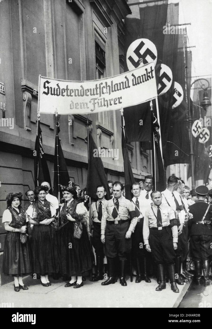 La capitale allemande célèbre le leader. Sudeten salue les dirigeants en face de la Chancellerie dans la Wilhelmstrasse. 1 octobre 1938. (Photo de Atlantic photo). Banque D'Images