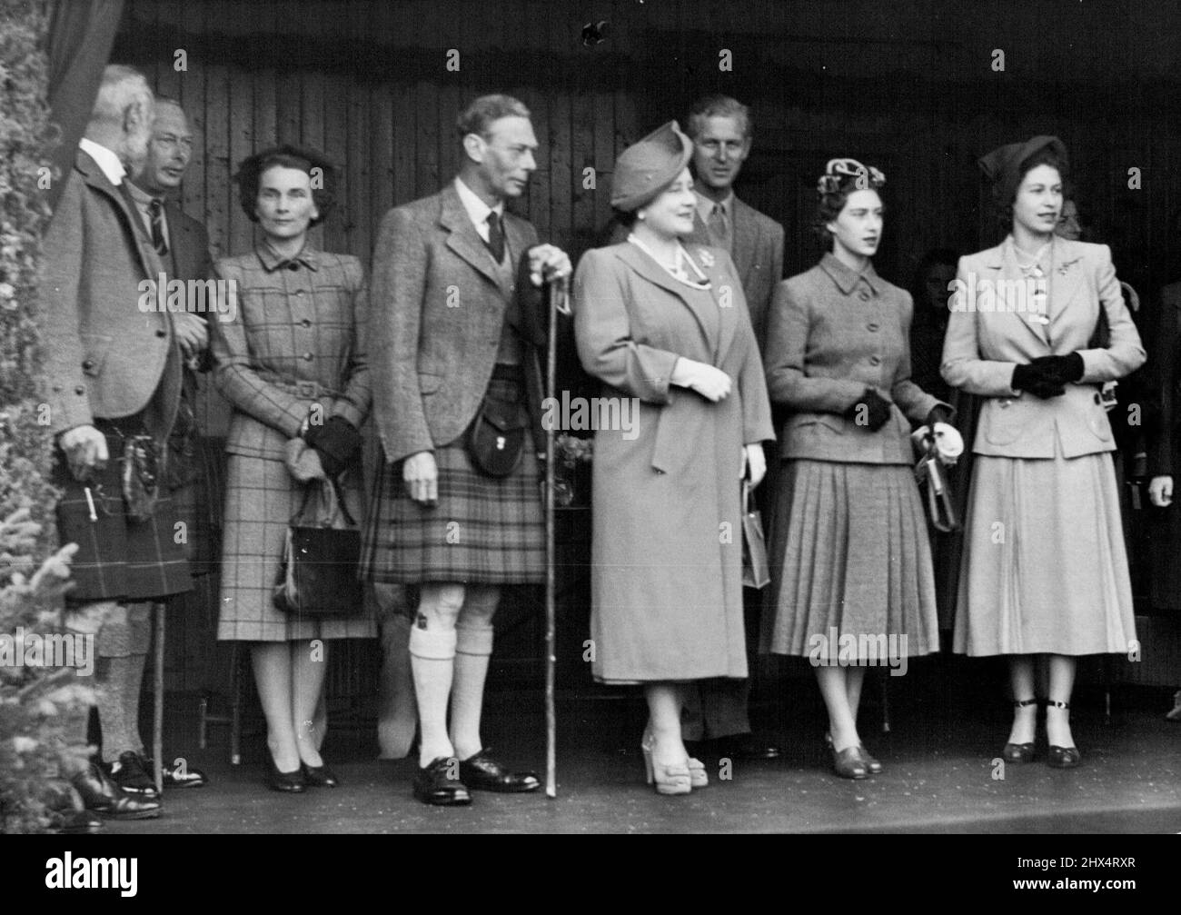 La famille royale aux Jeux du Braemar -- le Parti royal dans leur boîte peu après leur arrivée aux Jeux. Leurs Majestés le roi et la reine, la princesse Elizabeth, le duc d'Édimbourg, la princesse Margaret et le duc et la duchesse de Gloucester étaient présents hier à l'ouverture des célèbres jeux de Braemar en Écosse. 09 septembre 1949. (Photo de Fox photos). Banque D'Images