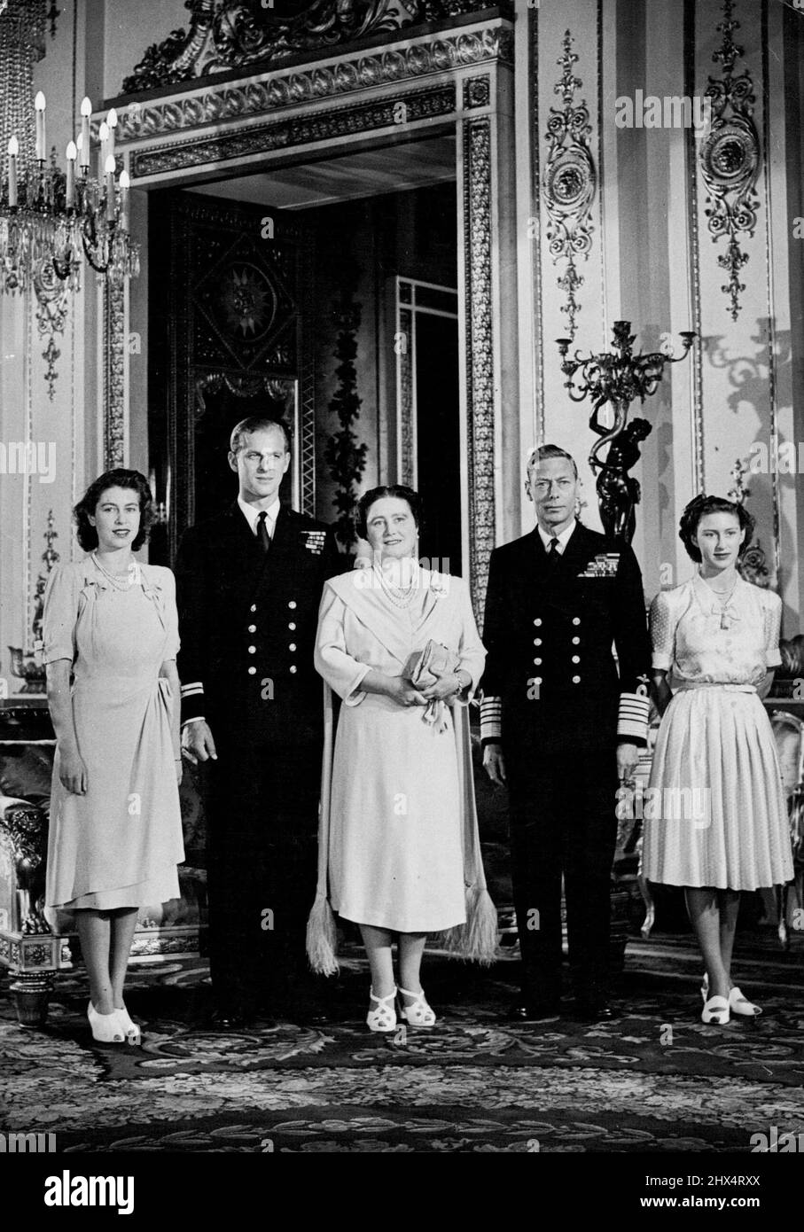 La famille royale photographiée au Palais de Buckingham -- Une nouvelle photographie du roi et de la reine, la princesse Elizabeth, la princesse Margaret et le lieutenant Philip Mount Batten, dont le mariage avec la princesse Elizabeth a lieu à l'abbaye du ministre de l'Ouest le 20th novembre 1947. 15 octobre 1947. Banque D'Images
