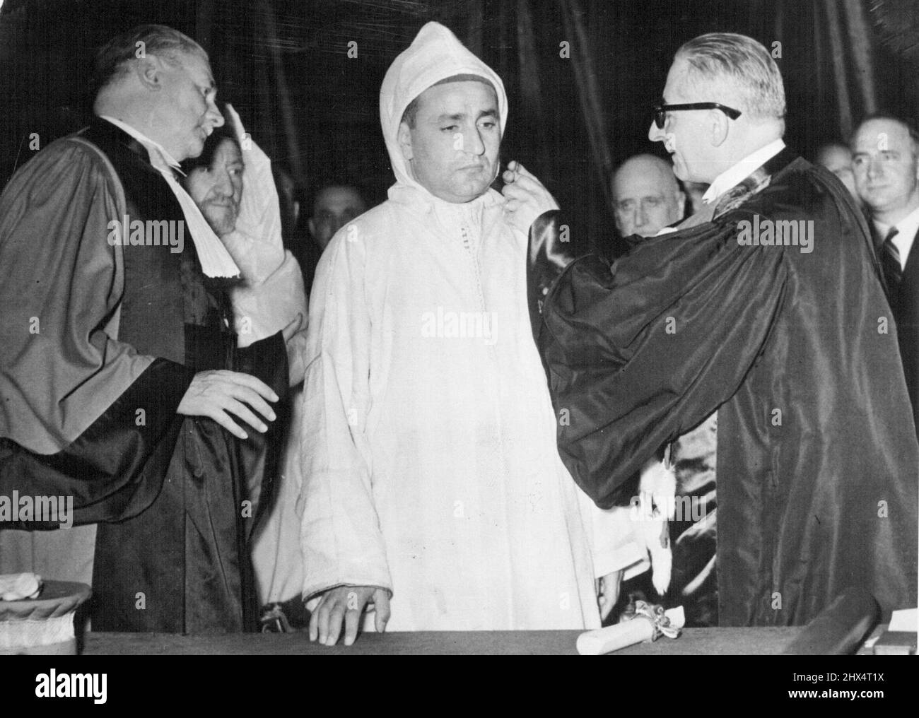 Bordeaux Honors Sultan du Maroc : le sultan du Maroc, actuellement en visite officielle en France, reçoit la liberté de la ville de Bordeaux, avant de partir pour une réception officielle à Paris. 11 octobre 1950. Banque D'Images