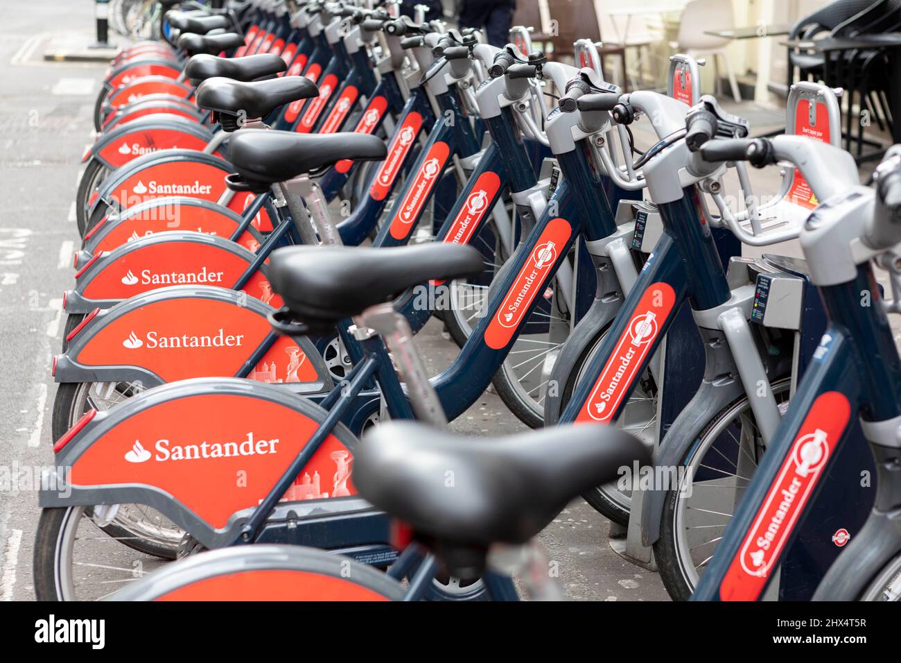 Santander cycles a amarré à un poste de location de vélos Santander à Soho tourné le 7th mars 2022. © Belinda Jiao jiao.bilin@gmail.com 07598931257 https:// Banque D'Images