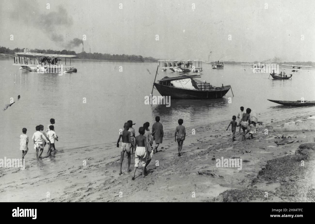 R.A.F. Bateaux volants sur le Hooghly -- les quatre bateaux volants R.A.F. lors d'une croisière de 25 000 miles en Australie sont arrivés à Nawabganj sur le Hooghly vendredi depuis le lac Chilka. Les bateaux volants sur la rivière près de Calcutta. 08 août 1929. Banque D'Images