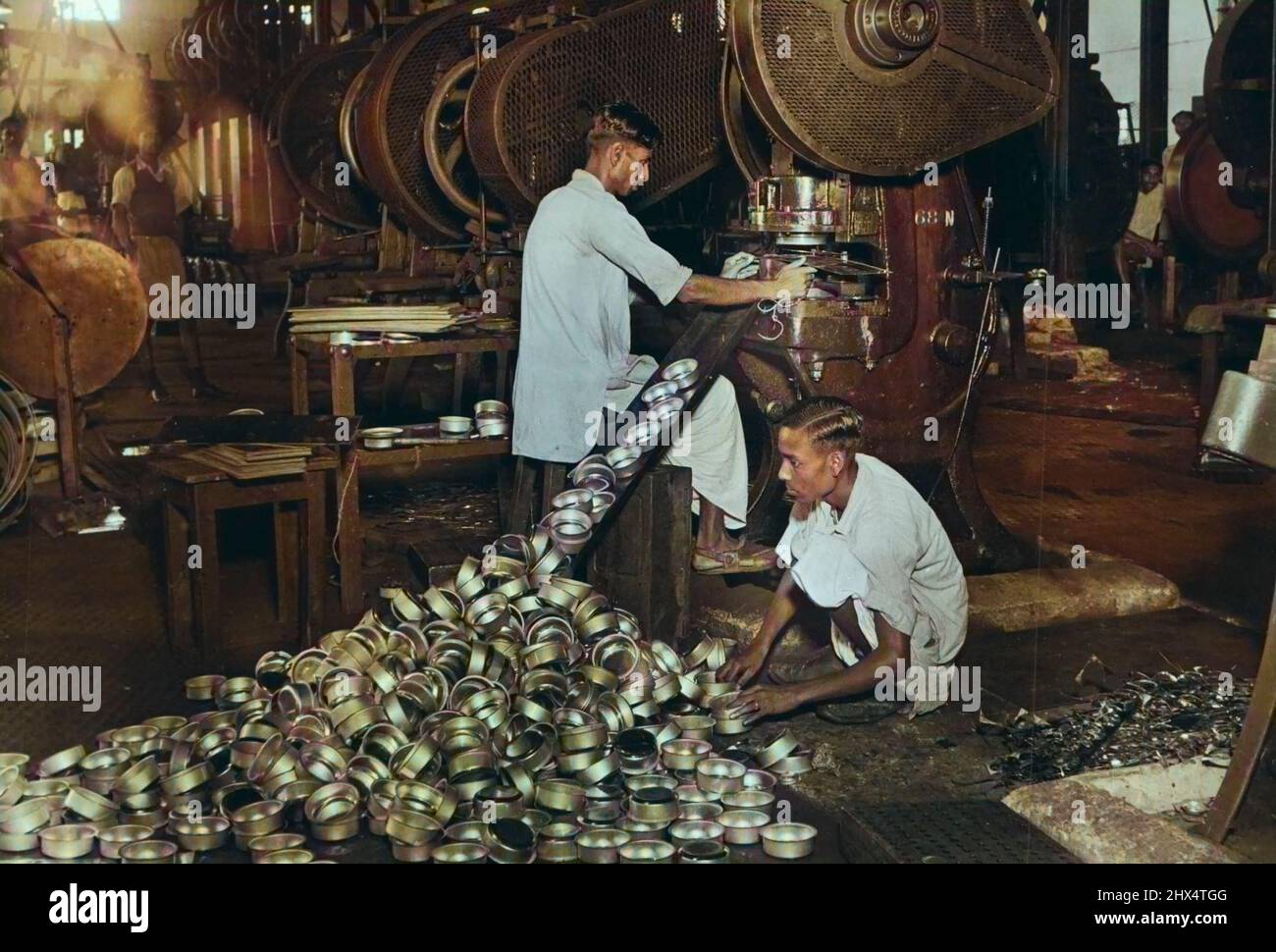 Usine d'acier et de métal, Ishapore (près de Calcutta). Des pièces pour les lanternes d'ouragan sont fabriquées en usine.des produits allant des trombones aux rouleaux de route sont fabriqués dans les usines d'Ordnance en Inde. Dans les cas de cartouches usagés, ils se transforment en gobelets en laiton et sonnent en milliers. Les lakhs de lanternes d'ouragan sont fabriqués par des outils qui ont fait des armes mortelles. L'acier spécial qui est entré dans la fabrication des munitions est maintenant épargné pour faire des ressorts de voiture de jouet. Outils pour machines à coudre, sections pour interrupteurs électriques, composants de machines textiles, pièces de fraise à jute, locomotives et marine Banque D'Images