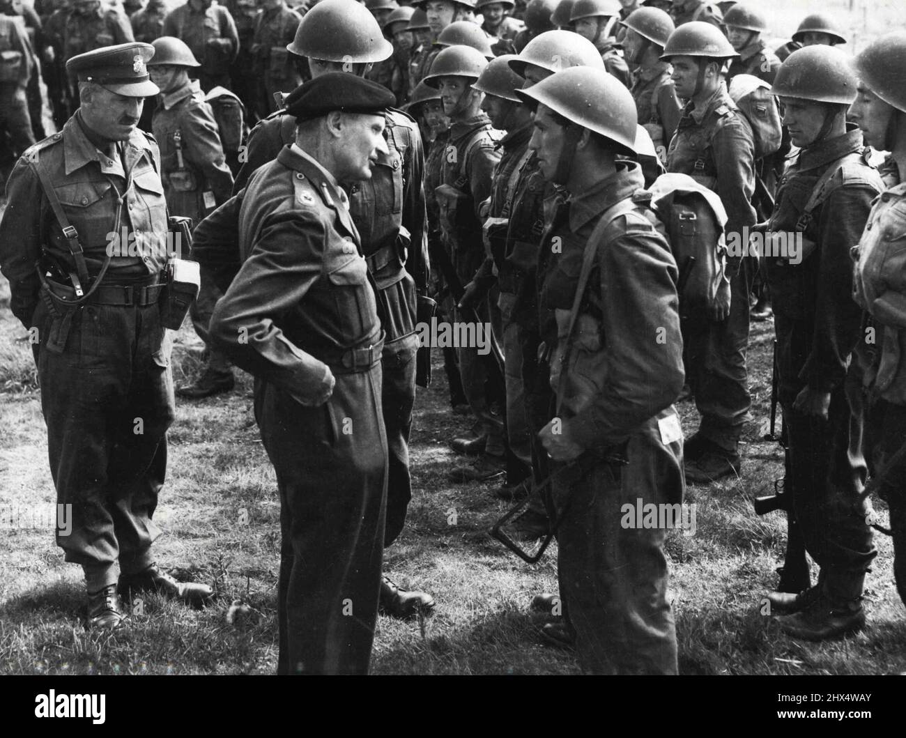 Monty veut savoir -- le maréchal Montgomery de Alamein veut savoir ... ce que le soldat privé pense de l'exercice. Monty, dans le familier Beret, parmi les hommes 'Z'-helshined d'acier (ex-service hommes rappelés aux couleurs pour les périodes d'entraînement annuel de 14 jours) a rafraîchi son esprit quant au point de vue du rang et de dossier comme il a mélangé entre eux pendant des exercices à Perbrokeshire, pays de Galles, hier. 09 août 1951. (Photo de Paul Popper, Paul Popper Ltd.). Banque D'Images