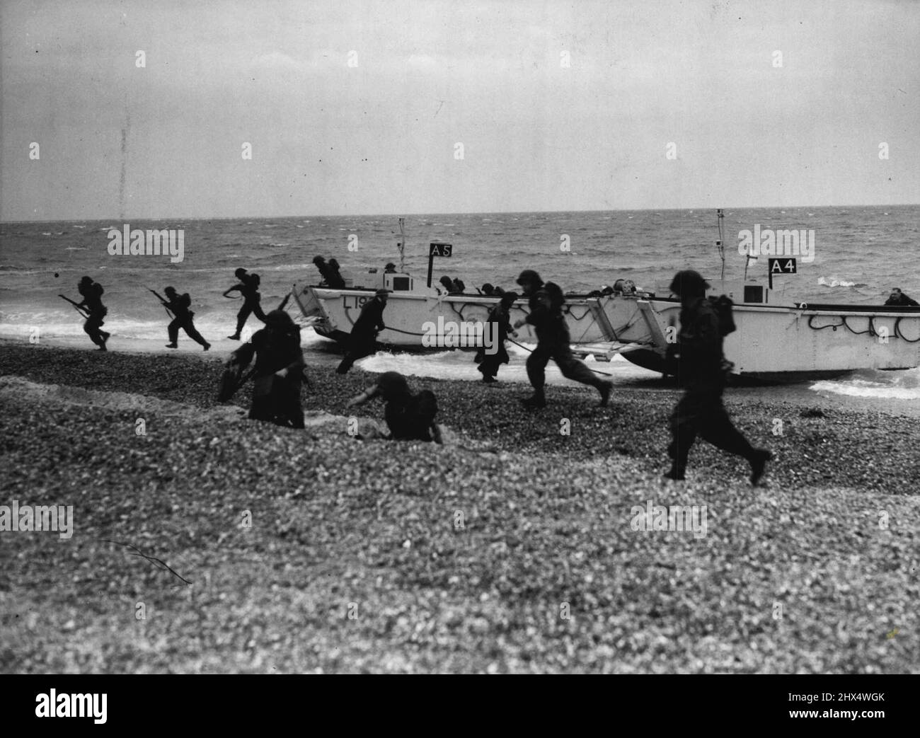 Tanks Storm Beach dans Mock invasion -- les forces « ennemies » venant à terre de l'embarcation à Portsmouth. Les forces « ennemies » envahissent ce matin le sud de l'Angleterre dans Runagound 111 - la plus grande opération amphibie combinée depuis la guerre. Les glorieux Gloucesters étaient là, des commandants et des hussards royaux de la Marine, embarquant à bord de l'embarcation avec leurs chars Centurion, Sherman et Churchill. Il y avait même un hélicoptère qui prenait part pour la première fois à un atterrissage sur la plage. Le vicomte Alexander, ministre de la Défense, et le chef d'état-major général impérial de l'Armée de terre ont été les suivants : Banque D'Images