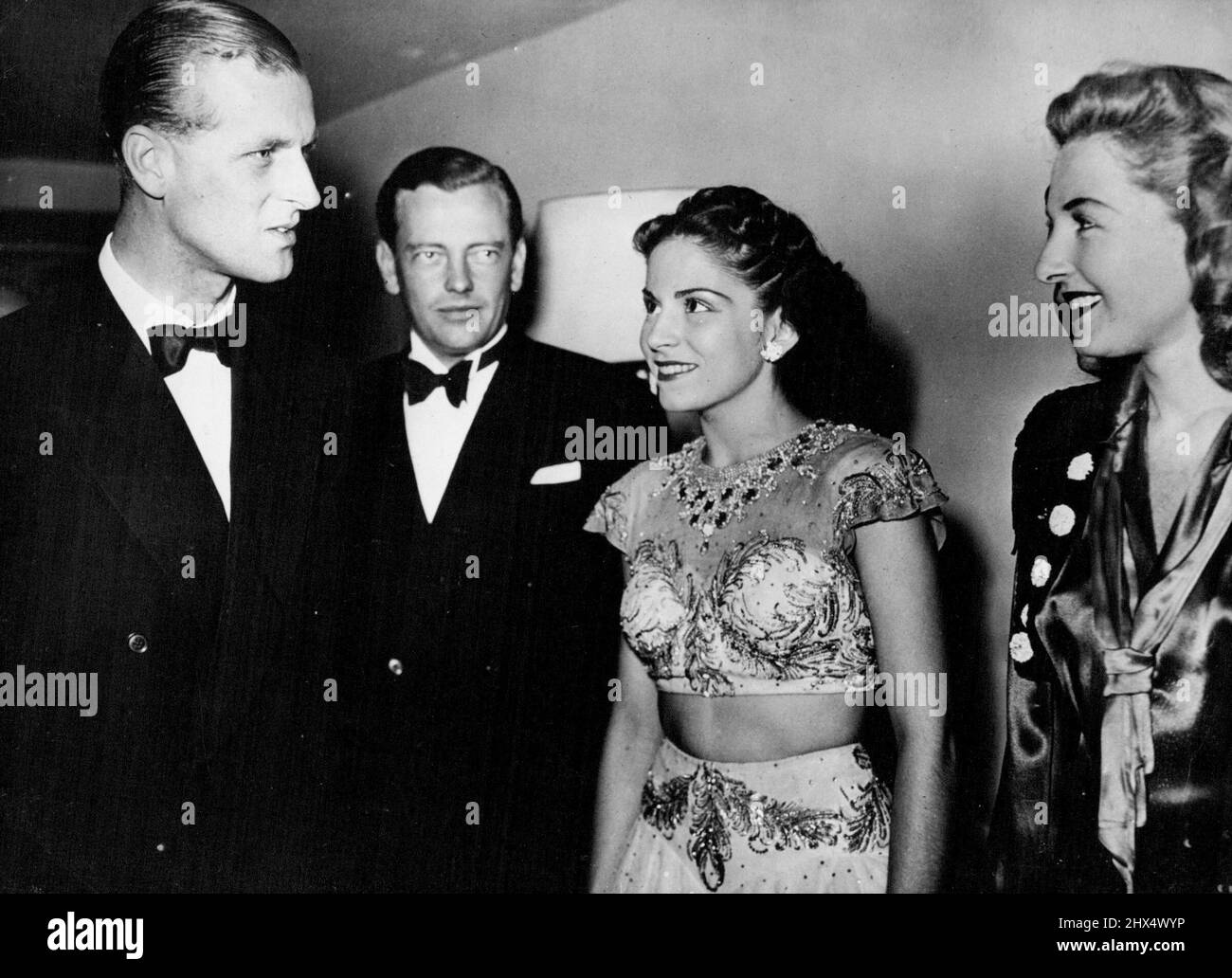 Le duc d'Édimbourg rencontre les vedettes américaines de glace le duc d'Édimbourg (à gauche) et le marquis de Milford Haven discutant avec deux membres de la troupe du spectacle américain de patinage sur glace, Ice cycles of 1949, à l'Empress Hall, Earls court, Londres, juillet 21. À gauche, Jeanne Matthews (1210, rue Sinclair, Hollyburn, Best Vancouver, Canada) avec Yvonne Broders (Denver, Colorado, États-Unis) à droite. 1 août 1949. (Photo par photo de presse associée). Banque D'Images