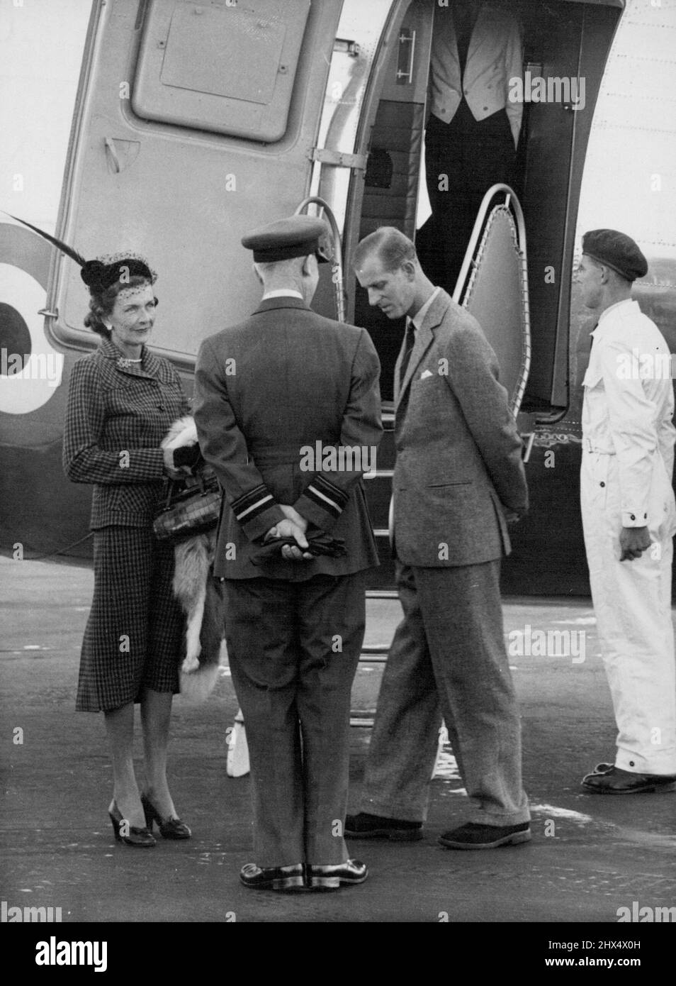 Le duc part pour Malte le duc d'Édimbourg vu en conversation avec Lady Mountbatten et le vice-maréchal de l'air J. A. Gray, officier supérieur du personnel, commandant des transports (de retour à la caméra) à l'aéroport de Londres ce matin 15 octobre avant de partir pour Malte, Où le duc doit reprendre sa carrière navale active comme premier lieutenant dans le destroyer 'Chequrs'. Lady Mountbatten, qui rejoint son mari, le Vice-amiral Earl Mountbatten, de Birmanie, à Malte, a pris l'avion avec le duc. 8 juillet 1952. (Photo par photo de presse associée). Banque D'Images