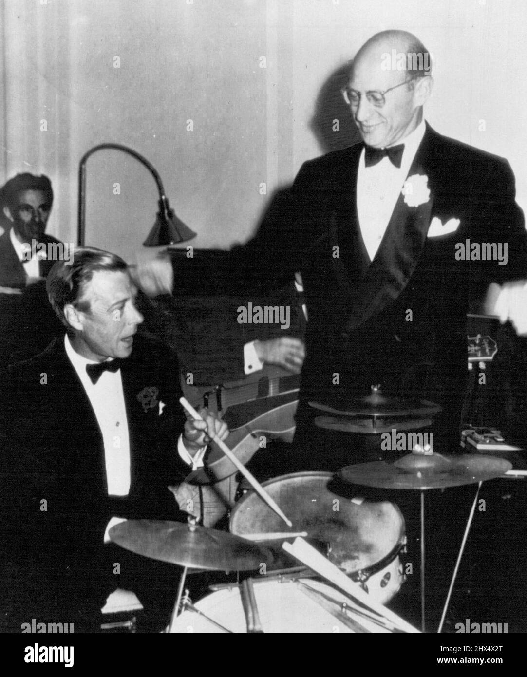 The Duke Drums -- à l'aide d'une paire de bâtons qui lui est présentée par le chef de l'orchestre Meyer Davis (à droite) le duc de Windsor joue les tambours au Diamond ball à l'hôtel Greenbrier ici, hier soir. C'était une répétition pour le duc qui a joué ici il y a 29 ans. Le bal était l'élément vedette d'une fête de fin de semaine de gala. Les tambours du duc à l'aide d'une paire de bâtons qui lui est présentée par le chef d'orchestre Meyer Davis (à droite), le duc de Windsor joue les tambours au Diamond ball à a White Sulphur Springs (W. Virginia). C'était un spectacle répété pour le duc qui jouait dans le même hôtel pendant un Banque D'Images