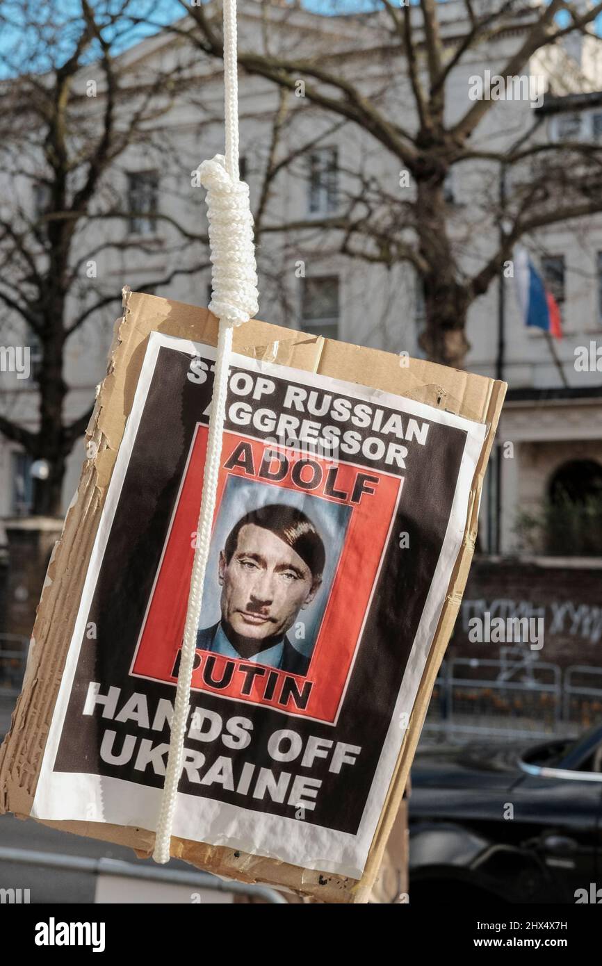 Londres, Royaume-Uni, 9th mars 2022. Une image de Vladimir Poutine dépeint comme Adolf Hitler balançoires d'un pari de fortune en face de l'ambassade de Russie. Banque D'Images