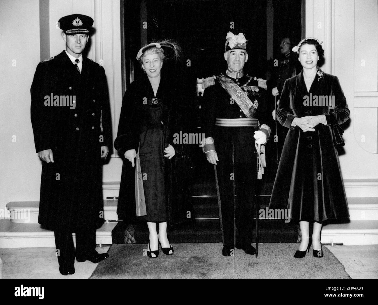 Le Président du Portugal au Palais de Buckingham -- Londres a reçu un accueil royal du général Francisco Crabeiro Lopes, Président du Portugal - le plus ancien allié de la Grande-Bretagne - à son arrivée à Westminster Pier aujourd'hui (mardi) pour sa visite d'État. La Reine et des membres de sa famille étaient là pour saluer le Président et sa femme, qui avaient voyagé en amont par la barge royale du navire de guerre portugais Bartolomeu Dias, amarré près de la tour du pont. Le Président portugais, le général Francisco Crabeiro Lopes et Senhora Dona Berta Crabeiro Lopes avec la Reine et le duc d'Édimbourg à l'arrivée au palais de Buckingham à-d. Banque D'Images