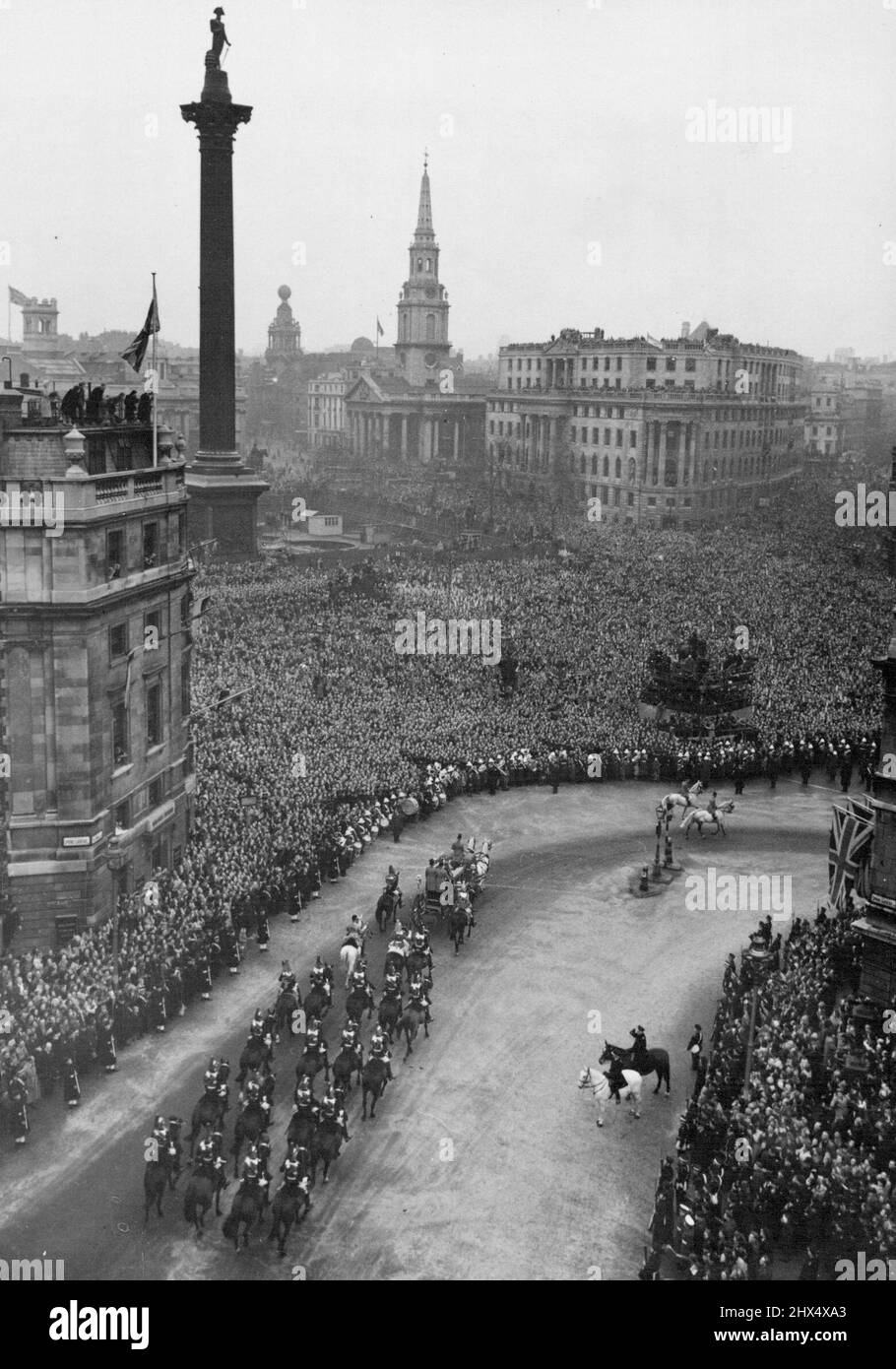 La princesse Elizabeth épouse à l'abbaye de Westminster et courbla London Cheers Royal Bride -- la procession royale passant par Trafalgar Square et ses foules très nombreuses sur le chemin de l'abbaye de Westminster - une vue de Admiralty Arch. Sur la gauche se trouve Nelson's Column. La princesse Elizabeth, vêtue d'une magnifique robe de chambre en satin d'ivoire, brodée de mille perles, a traversé des foules massées, applaudisssant la foule de Londres pour se marier à l'abbaye de Westminster au duc d'Édimbourg, l'ancien lieutenant Philip Mountbatten. La princesse, accompagnée du roi, s'est rendu à l'abbaye du Coac irlandais Banque D'Images