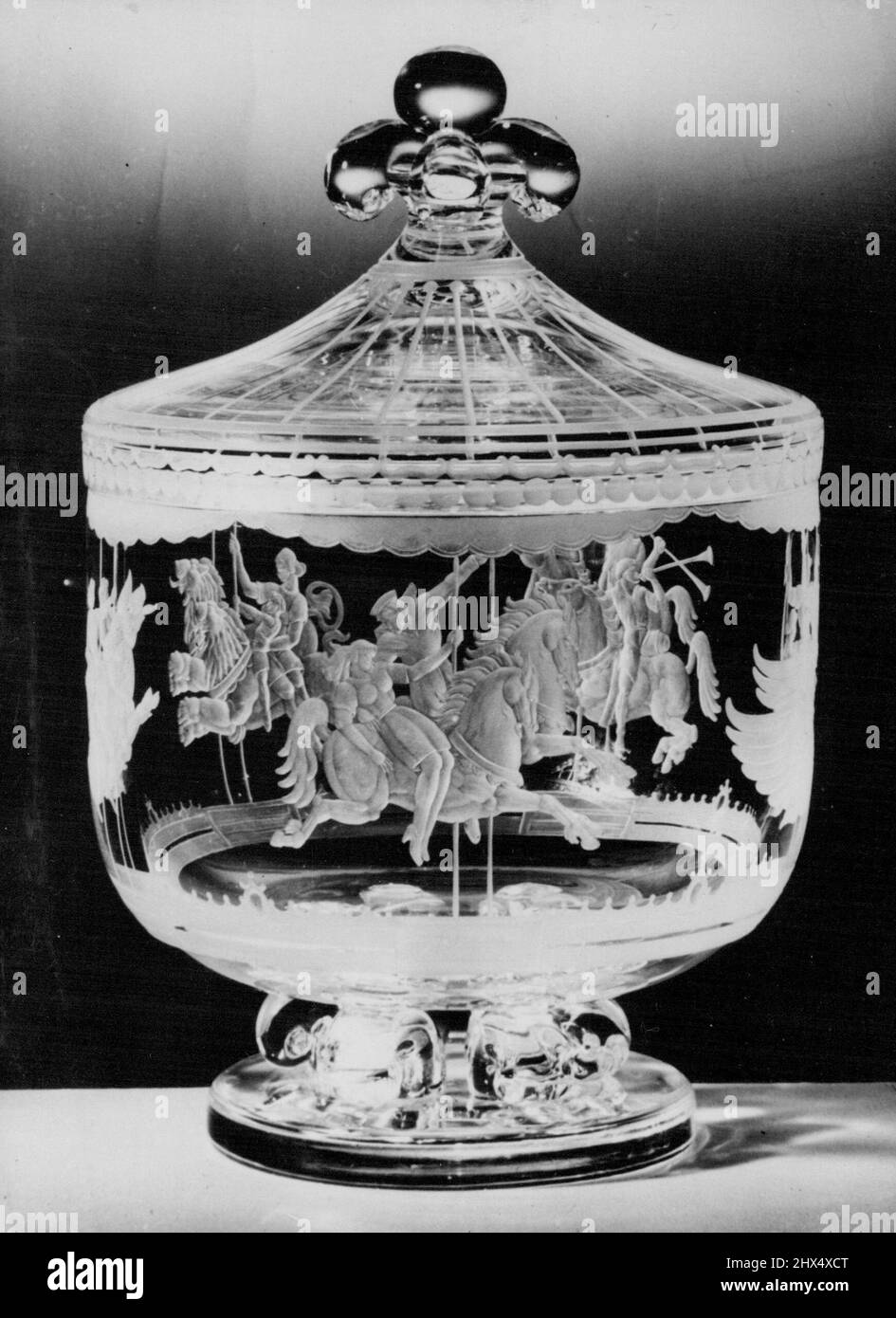 Le cadeau de mariage du président Truman à la princesse Elizabeth -- intitulée « le Merry-Go-Round », ce vase en verre Steuben gravé en forme de cercueil. Conçu par le sculpteur américain, Sydney Waugh, est le cadeau de mariage à la princesse Elizabeth du président américain Harry S. Truman et de Mme Truman. L'idée de la vase est venue à M. Waugh lorsqu'il a assisté à une foire de campagne à Queens Town, Maryland. La foire de campagne il y a le plus ancien et le plus non affecté des festivals américains et le Merry-Go-Hound-Soul et symbole de cette institution, l'a frappé comme une forme appropriée. 28 octobre 1947. (Photo par Associat Banque D'Images