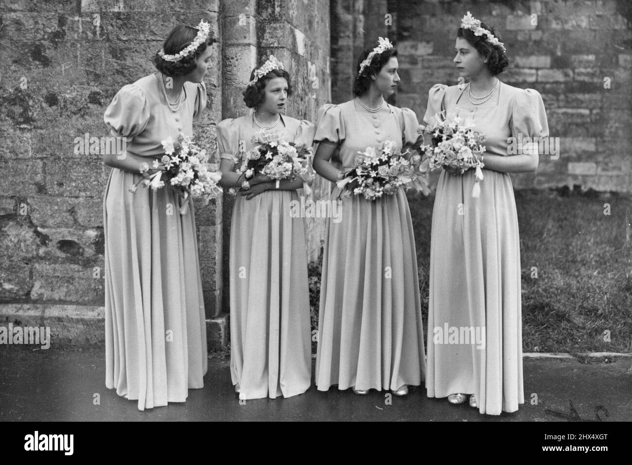 Trois princesses sont des bridesmaids au mariage à l'abbaye de Romsey : les bridesmaids au mariage à l'abbaye de Romsey cet après-midi. De gauche à droite, l'honorable Pamela Mountbatten, la princesse Alexandra de Kent, la princesse Margaret et la princesse Elizabeth. L'ancienne ville de Romsey, dans la Nouvelle forêt, était en fin de journée (samedi). Des milliers de personnes sont venues de loin pour voir l'honorable Patricia Mountbatten, fille de 22 ans du vicomte Mountbatten de Birmanie, mariée au capitaine le Lord Brabourne, les Coldstream Guards, à l'abbaye de Romsey. Trois Princesses étaient des demoiselles d'honneur. 26 octobre 1946. Banque D'Images