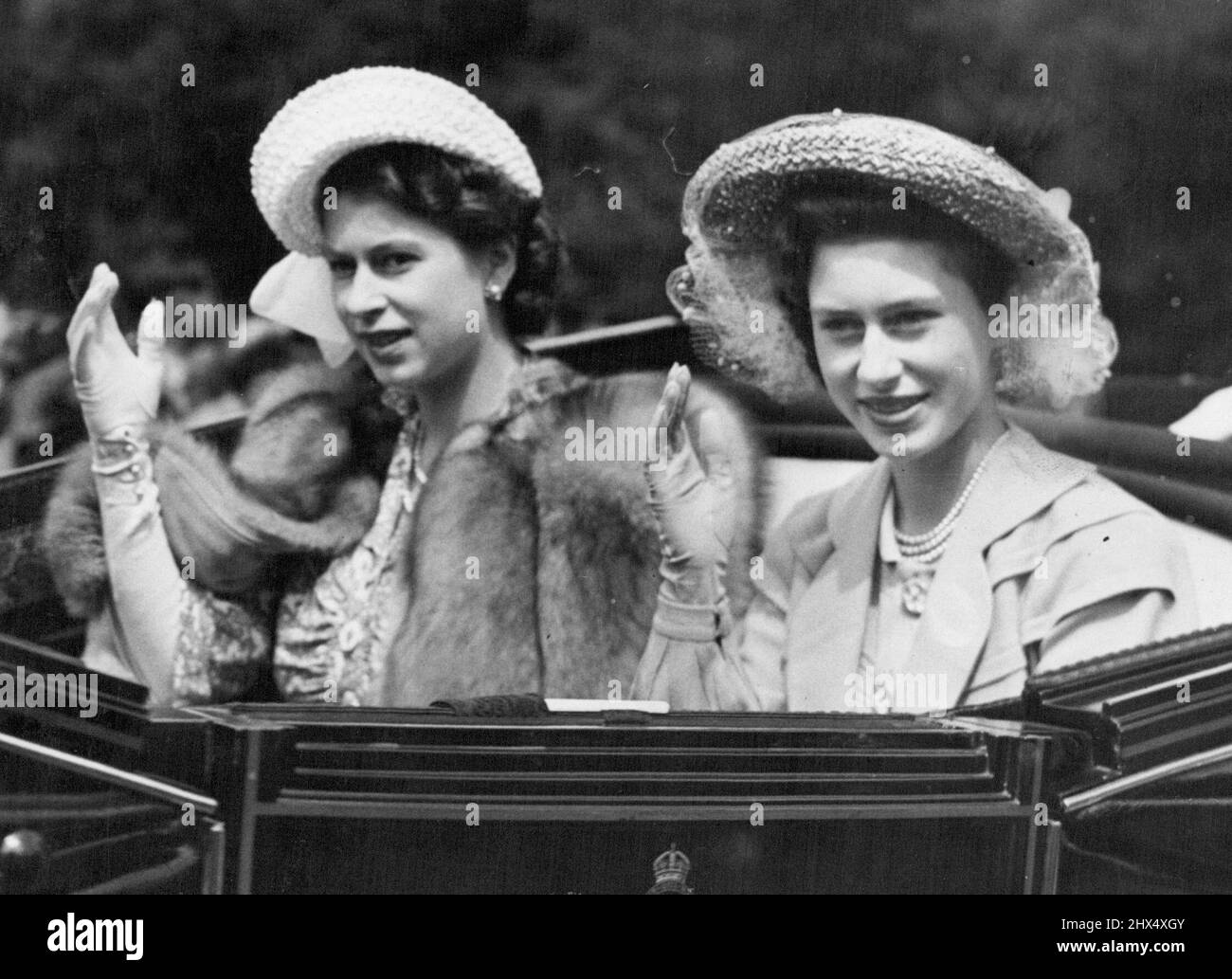 Accueil royal à Royal Ascot : la princesse Elizabeth (à gauche) et sa sœur, la princesse Margaret, saluent les pilotes lorsqu'ils arrivent à l'hippodrome d'Ascot pour le dernier jour de la rencontre. 18 juin 1948. Banque D'Images