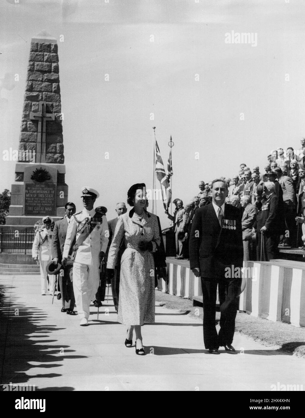 Queen & Duke à Perth après avoir déposé une couronne sur le parc State Memorial King's Park. W.A. 11 mai 1954. Banque D'Images