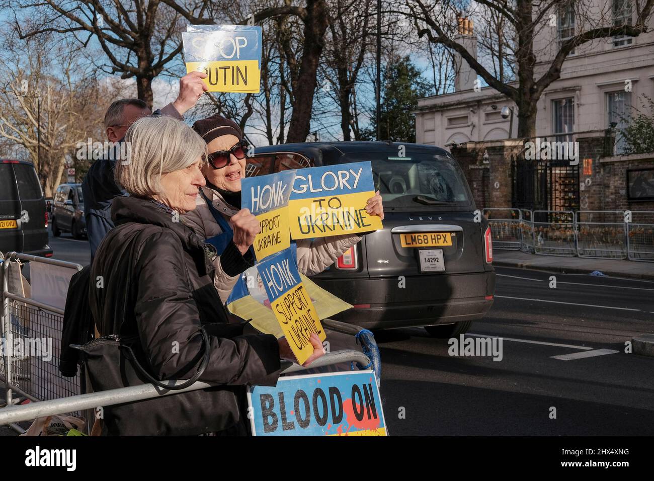 Londres, Royaume-Uni, 9th mars 2022. Les partisans pro-ukrainiens protestent en face de l'ambassade de Russie en encourageant les conducteurs à faire sonner leur cornes pour soutenir. Banque D'Images