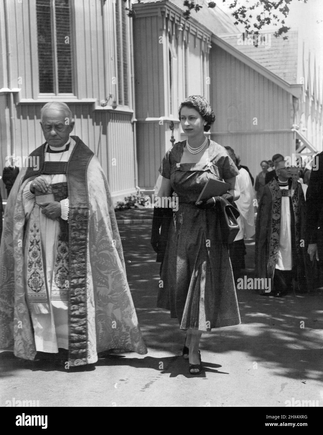 La reine Elizabeth assiste au service de l'église à Auckland, en Nouvelle-Zélande. La reine Elizabeth a assisté au service de la matinée à l'église de la cathédrale Sainte-Marie-Parnell le dimanche 27th décembre ici, sa Majesté est présentée en quittant l'église avec le très révérend W. J. Simkin (évêque d'Auckland). Accompagnée de l'évêque d'Auckland, le pasteur Simkin, la Reine quitte la cathédrale Sainte-Marie, Parnell après le service du matin le 27 décembre. 31 décembre 1953. Banque D'Images