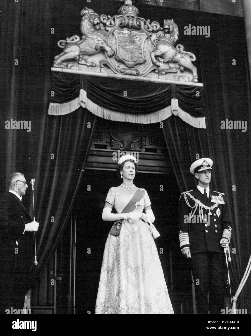 La reine Elizabeth et le duc d'Édimbourg en haut des marches de la Maison du Parlement Wellington, en Nouvelle-Zélande, après que la reine ait ouvert le Parlement néo-zélandais. La Reine portait sa robe de couronnement, son taupe blanc, le tiara de diamant et le bleu ordre de la jarretière attaché avec une broche cloutée de diamant. 21 mars 1952. Banque D'Images