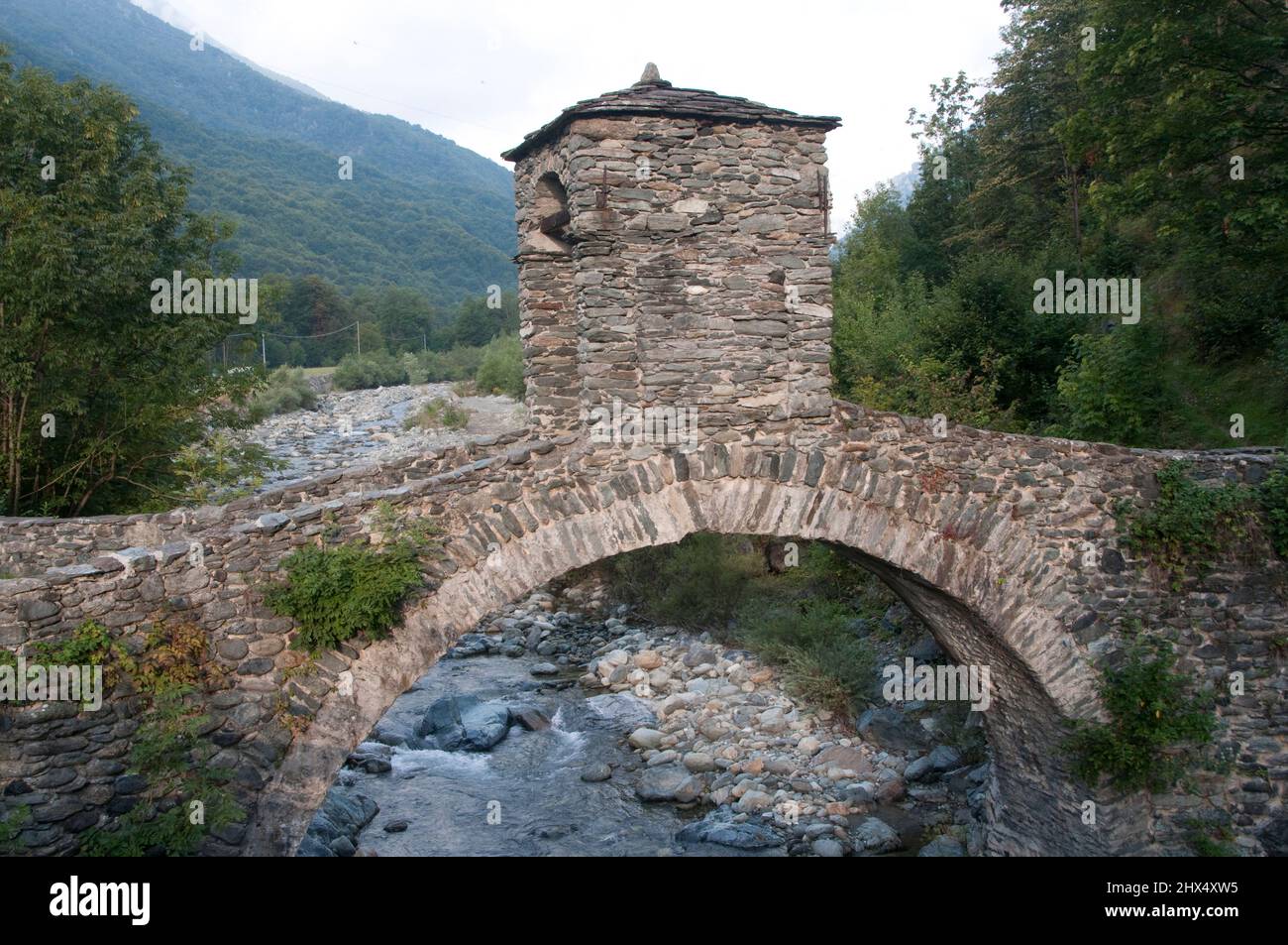 Routes arrière Nord de l'Italie - Drive 1, routes arrière Nord de l'Italie, Italie, Piémont, Val di VIU, Sentiero Madonna de Truc, pont du 15th siècle, Forno Banque D'Images