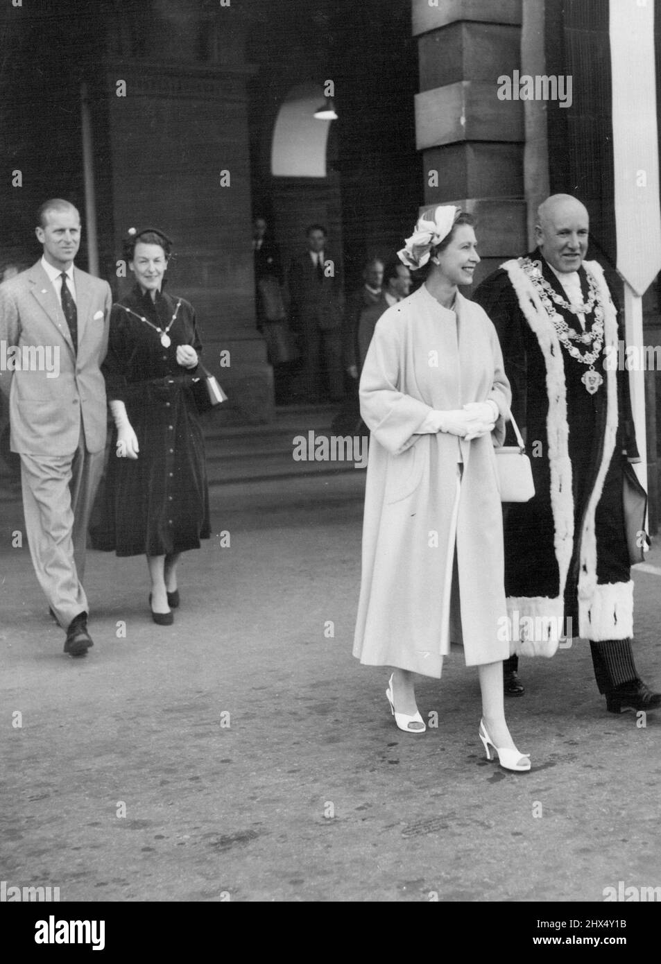 La reine Elizabeth et le duc d'Édimbourg à l'arrivée à la gare de Dunedin (Nouvelle-Zélande). Il y a avec eux le maire de Dunedin, M. L. M. Wright et son épouse. 04 février 1954. Banque D'Images