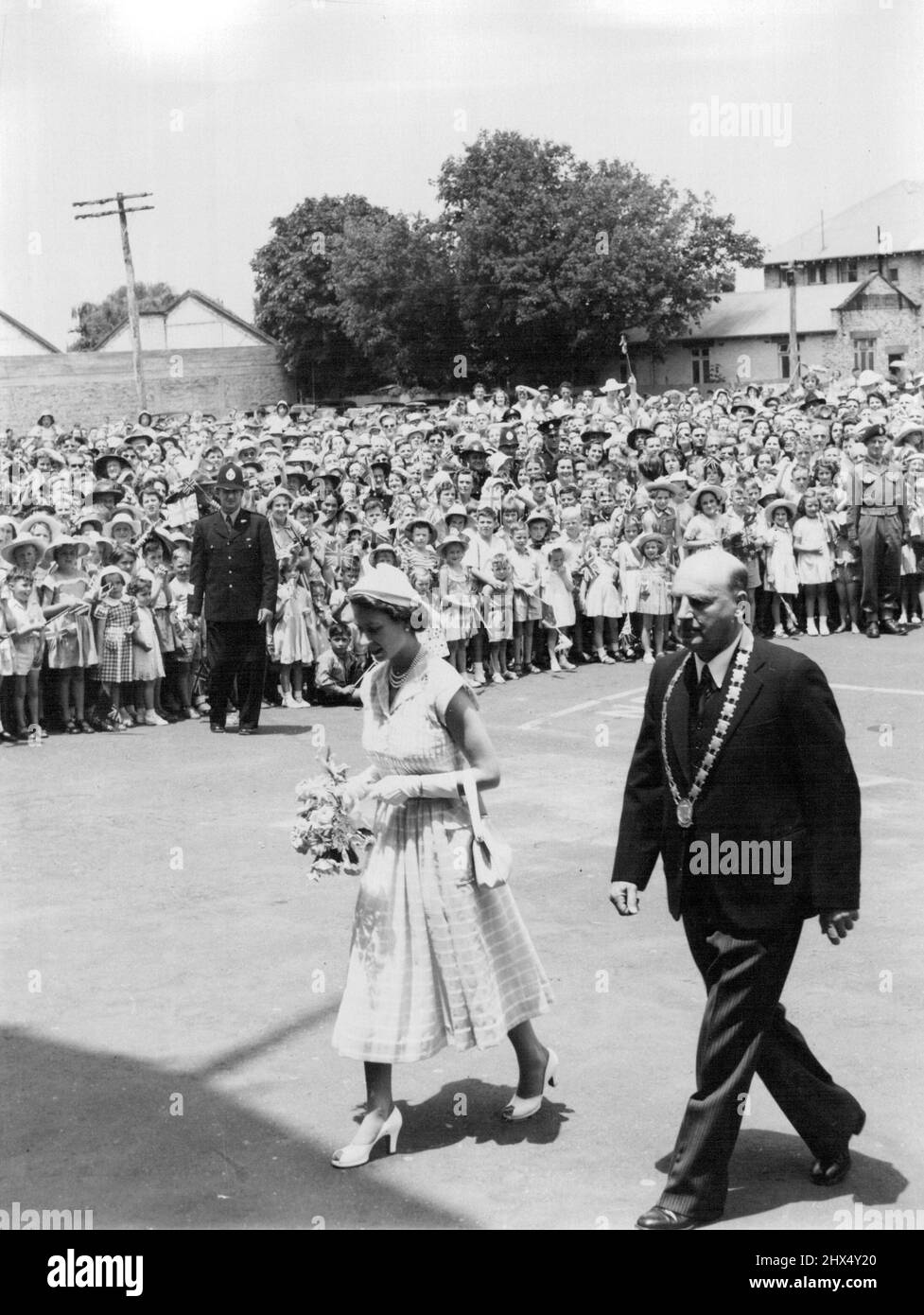La reine Elizabeth avec le maire, le Dr H. G. Tod, marchant à travers la garde d'honneur des scouts et des guides pour garçons à l'accueil du public à Cambridge, en Nouvelle-Zélande. 13 janvier 1954. Banque D'Images