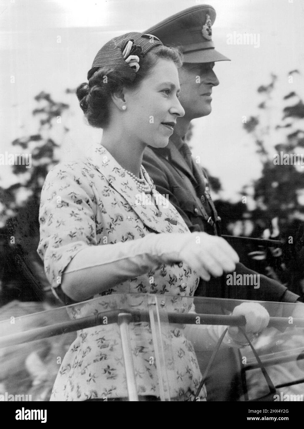 La reine Elizabeth et le duc d'Édimbourg, dans leur Land Rover, lors de leur visite au camp militaire de Burnham, en Nouvelle-Zélande. 03 février 1954. Banque D'Images