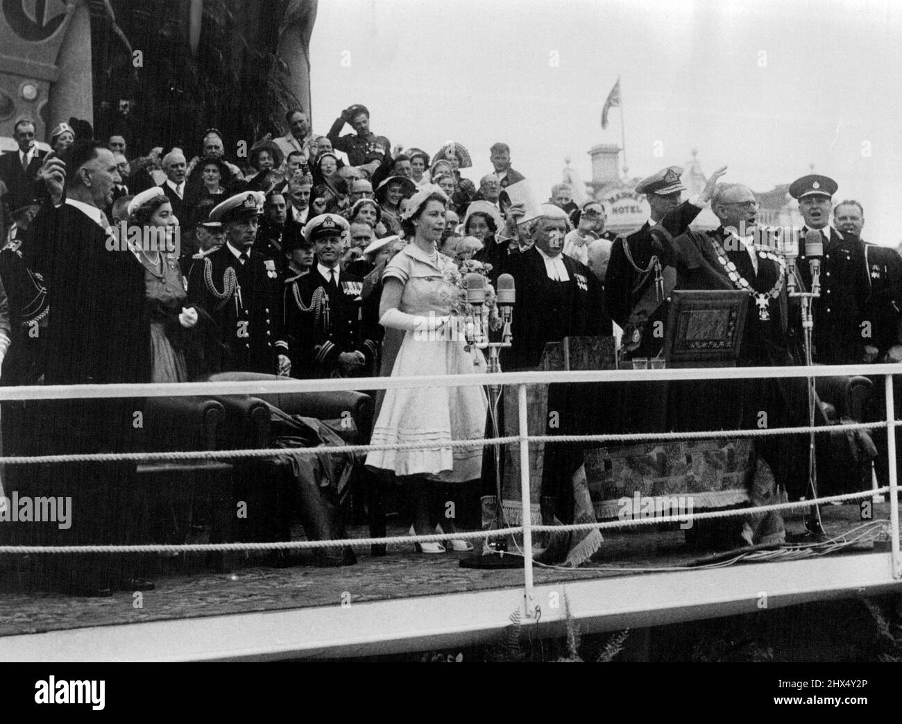 Le Premier Ministre de la Nouvelle-Zélande, M. S. G. Holland (main levée), dirige trois acclamations pour la Reine. 31 décembre 1953. Banque D'Images