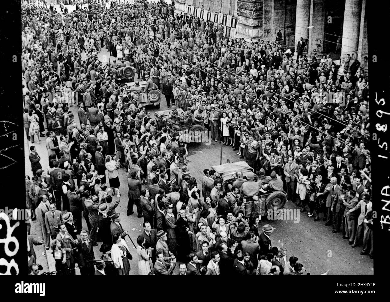 Les alliés entrent à Rome le général Mark Clark, dans la jeep arrière, en conduisant à travers des foules enthousiastes alors qu'il entre dans la ville pour prendre le contrôle. Le 4th juin, douze jours après le lancement de l'offensive alliée à partir de la tête de plage d'Anzio, les troupes alliées sont entrées à Rome, et le lendemain, l'occupation de la ville était presque terminée. Les Romains ont salué les vainqueurs avec enthousiasme, et quand il est devenu connu que les commandants alliés ont tenu une conférence sur le Capitole une procession assemblée pour les saluer en traversant les rues. 01 juin 1944. Banque D'Images