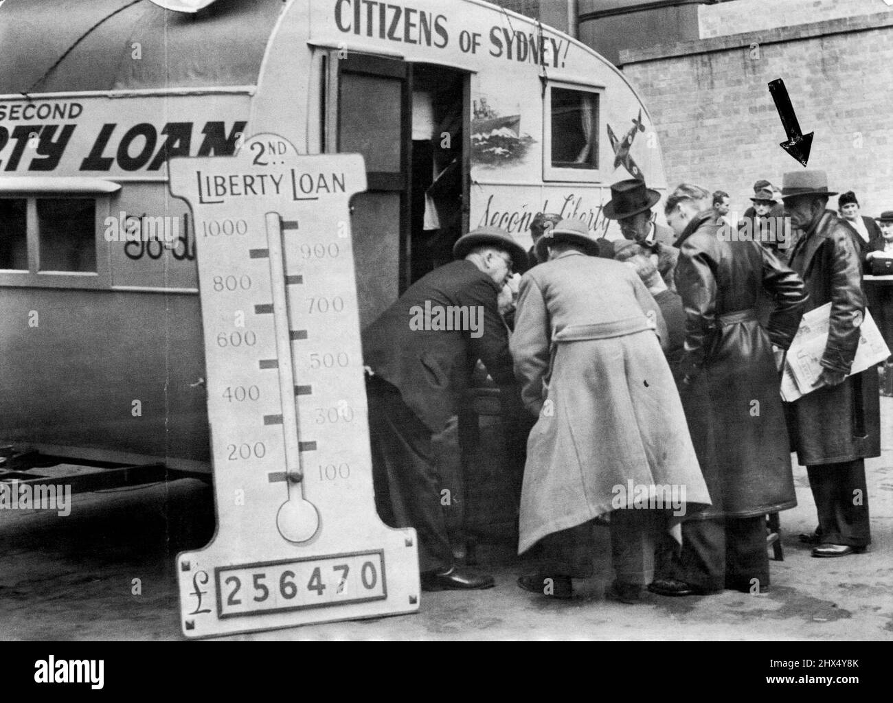 Investisseurs dans le prêt Liberty 2nd ***** autour des fonctionnaires en changement de prêt ***** Un Martin place aujourd'hui ***** indique le montant ***** . 23 juin 1942. (Photo de Barry Newberry/Fairfax Media). Banque D'Images