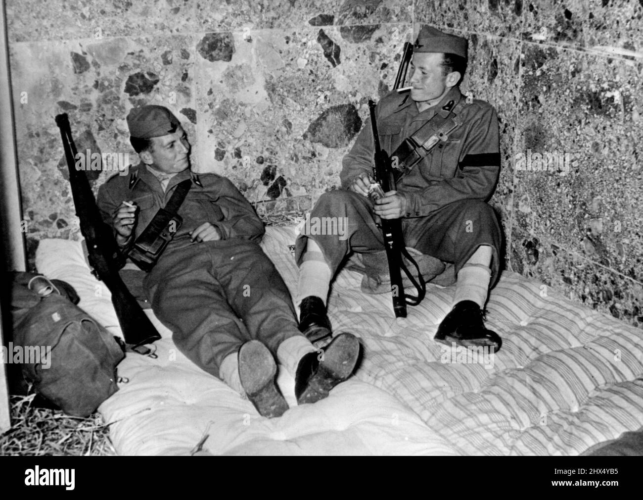 Temps de vote en Italie les soldats italiens, alertes et enthousiastes comme toujours, s'assurent qu'il n'y a pas de problème dans les bureaux de vote lors des élections générales en Italie. 10 juin 1953. (Photo de Paul Popper) Banque D'Images