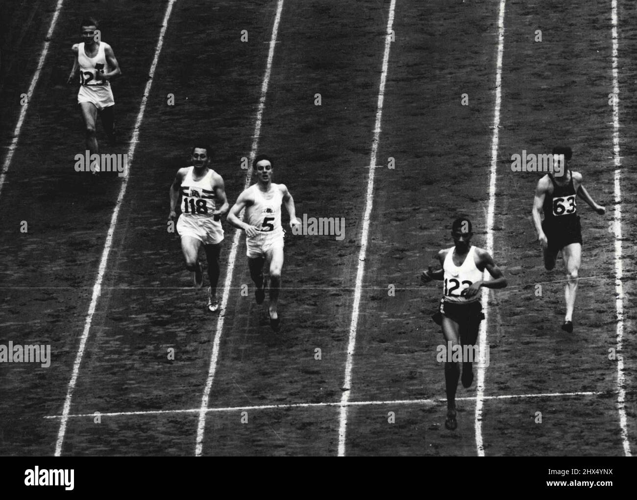 XIV Olympiade - 400 mètres deuxième tour chaleur deux : A. S. Wint de la Jamaïque (122) est vu gagner la chaleur deux des 400 mètres deuxième feu rond deux en 47,7 sec à Wembley août 4 de M. J. Curotta de l'Australie (5) avec D. V. Shore (63) de l'Afrique du Sud troisième. W Roberts de Grande-Bretagne (118) et B. Wade de Norvège (125) ont également couru. 08 octobre 1948. (Photo de l'Association olympique de photo). Banque D'Images