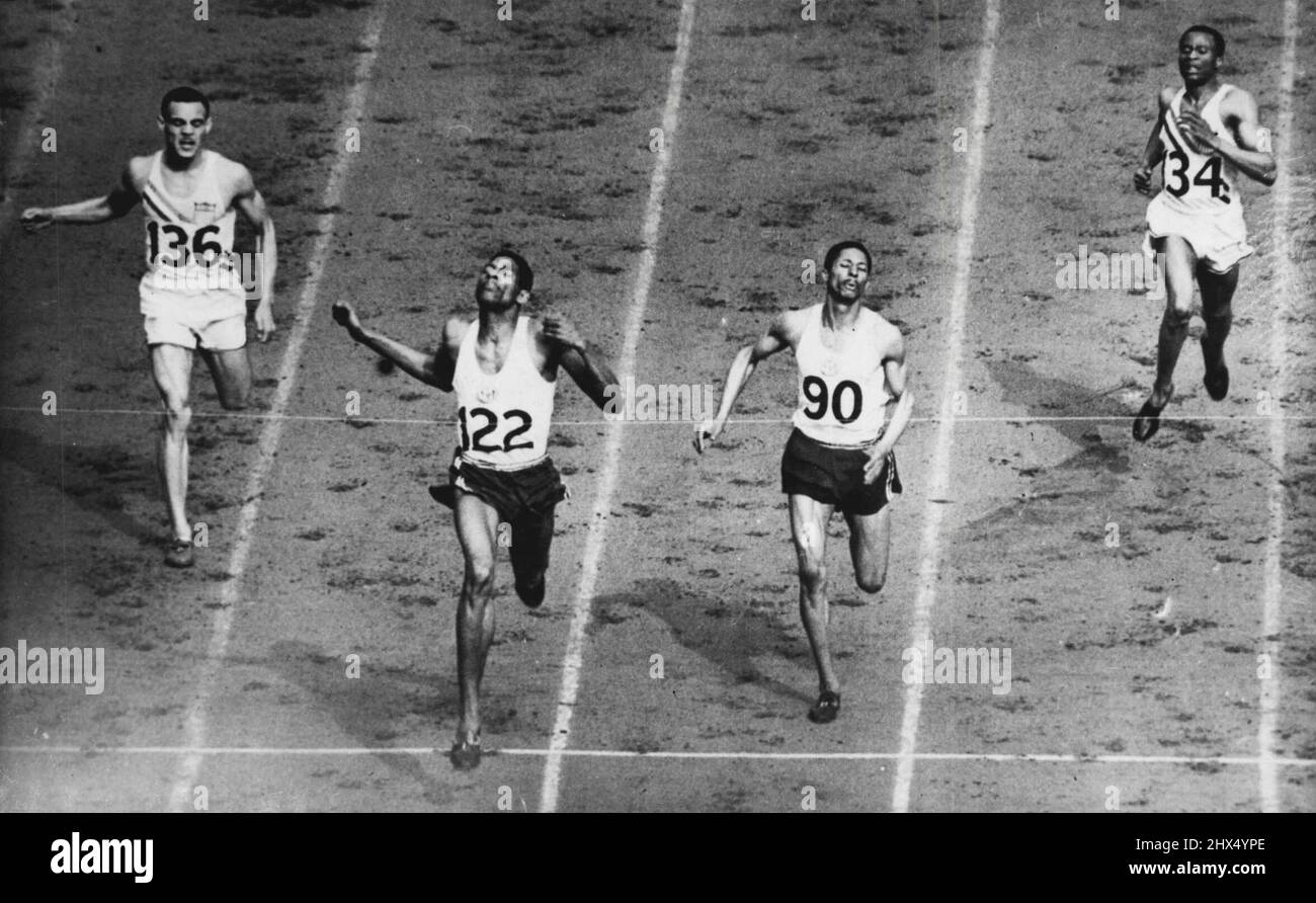 XIV Olympiade - la Jamaïque gagne les deux premières places en 400 mètres finale : Arthur Wint de la Jamaïque (122) remporte la finale des 400 mètres des hommes en 46,2 secondes à Wembley août 5 de Herb McKenley de la Jamaïque (90) avec Mel Whitfield (136) des États-Unis prenant la troisième place. À droite (134) se trouve D.B. Bolen des États-Unis qui a pris la quatrième place. 20 août 1948. (Photo par Rota Pictures) Banque D'Images