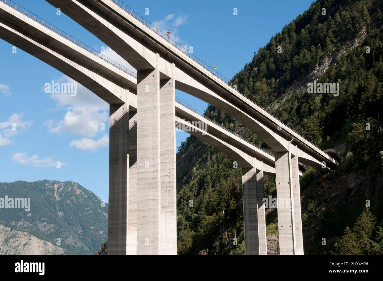 Routes arrière Nord de l'Italie - Drive 1, routes arrière Nord de l'Italie, Italie, Valle d'Aoste, A5 pont autoroutier enjambant la vallée Banque D'Images