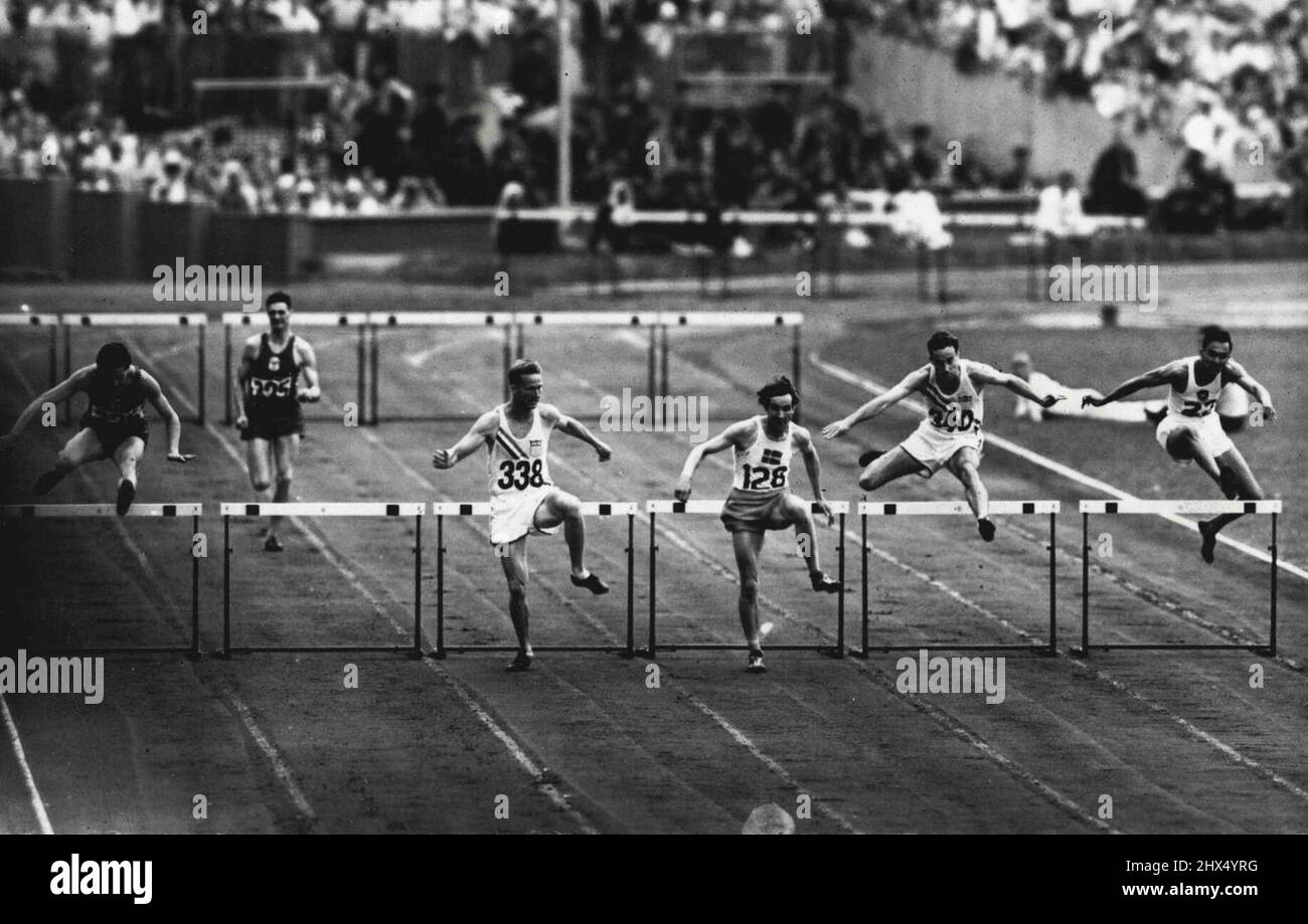 Jeux Olympiques 1948 - Athlétisme - R. Larsson (No 128) prenant le dernier obstacle dans la demi-finale de 400 mètres au cours de laquelle il a établi un record olympique de 51,9 secondes. R. Ault, États-Unis, (n° 338) était deuxième. 30 juillet 1948. Banque D'Images